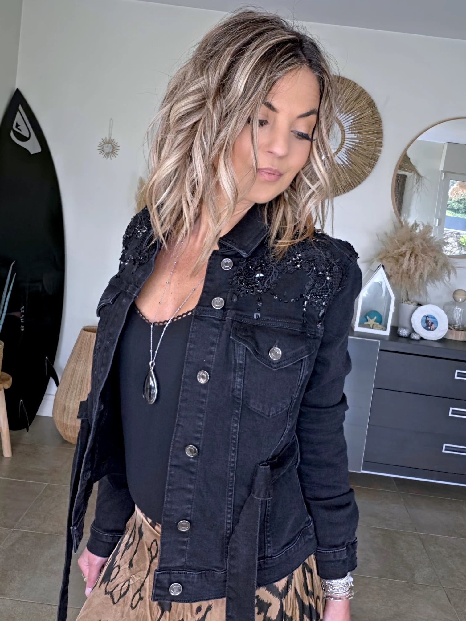 Veste en jean noire perlée