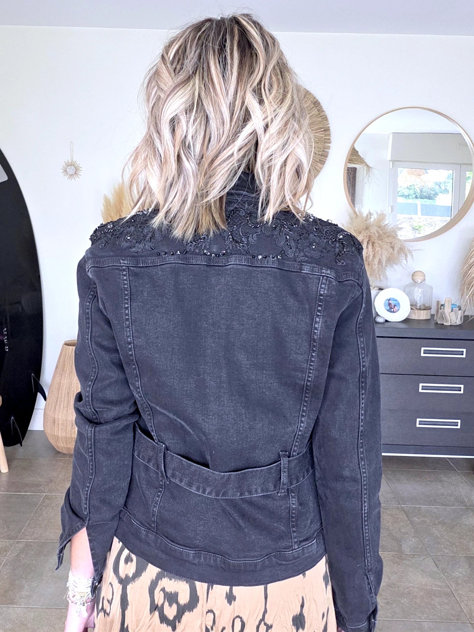 Veste en jean noire perlée