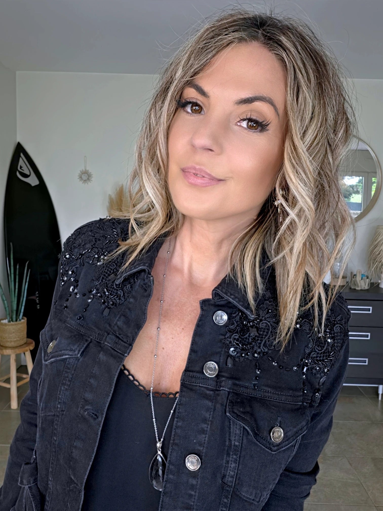 Veste en jean noire perlée