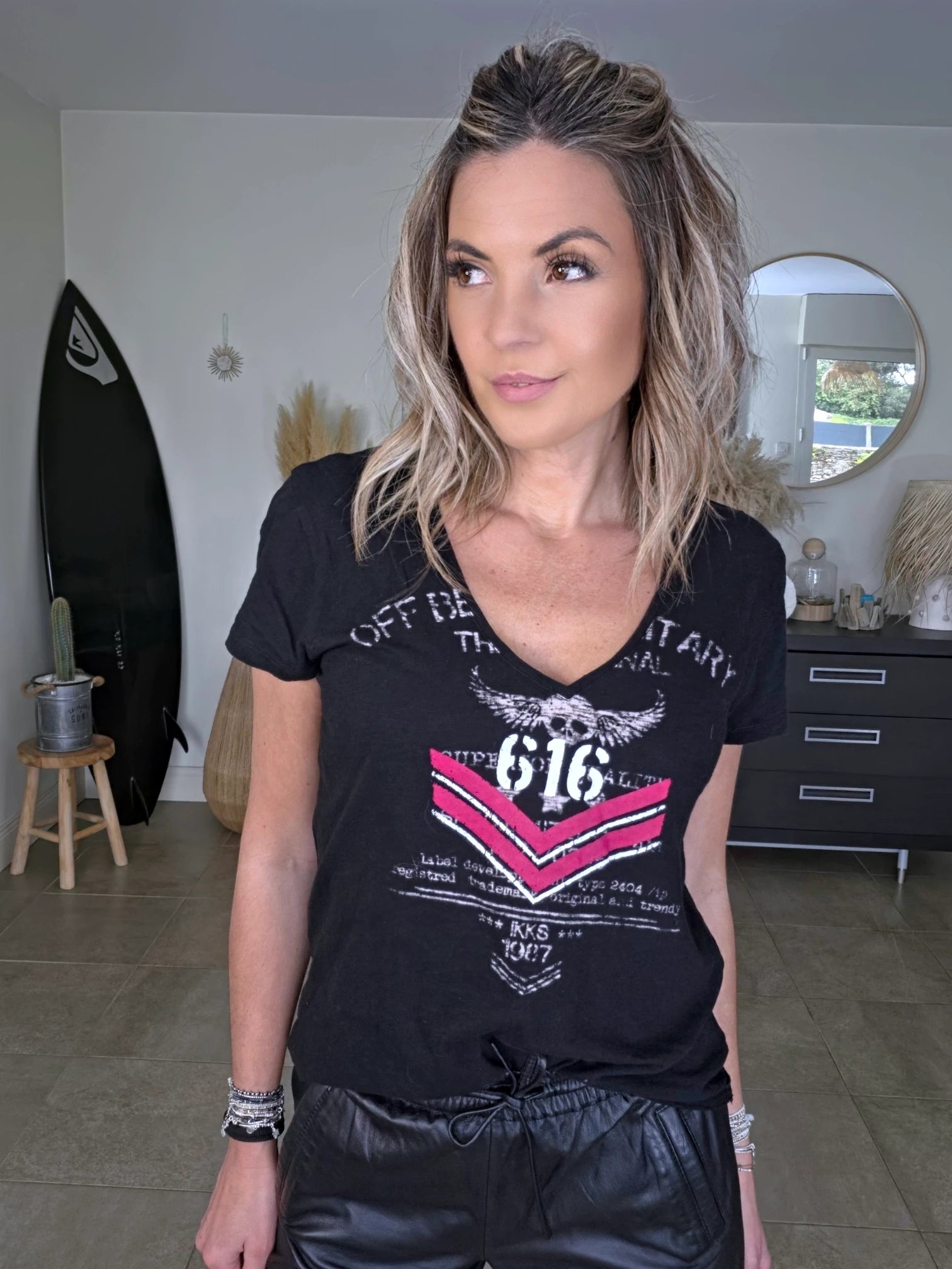 T-shirt noir à inscriptions militaires - 𝐌𝐚𝐫𝐢𝐧𝐚𝟒𝟒𝐟𝐚𝐦𝐢𝐥𝐲