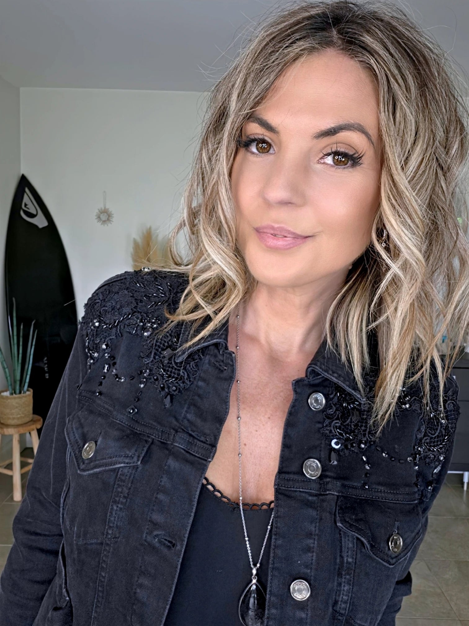 Veste en jean noire perlée