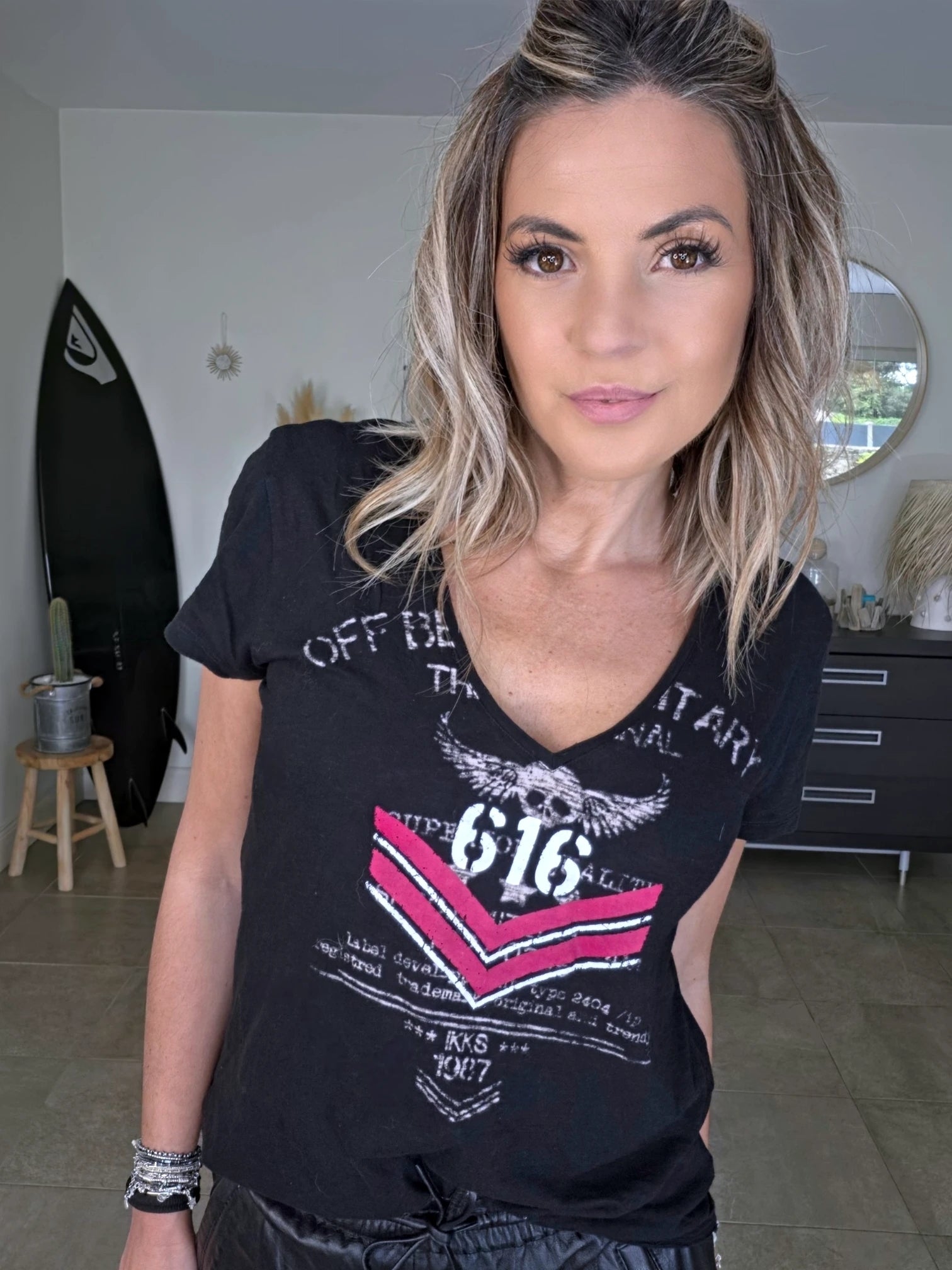 T-shirt noir à inscriptions militaires - 𝐌𝐚𝐫𝐢𝐧𝐚𝟒𝟒𝐟𝐚𝐦𝐢𝐥𝐲