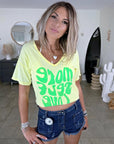 T-shirt jaune à inscription fluo