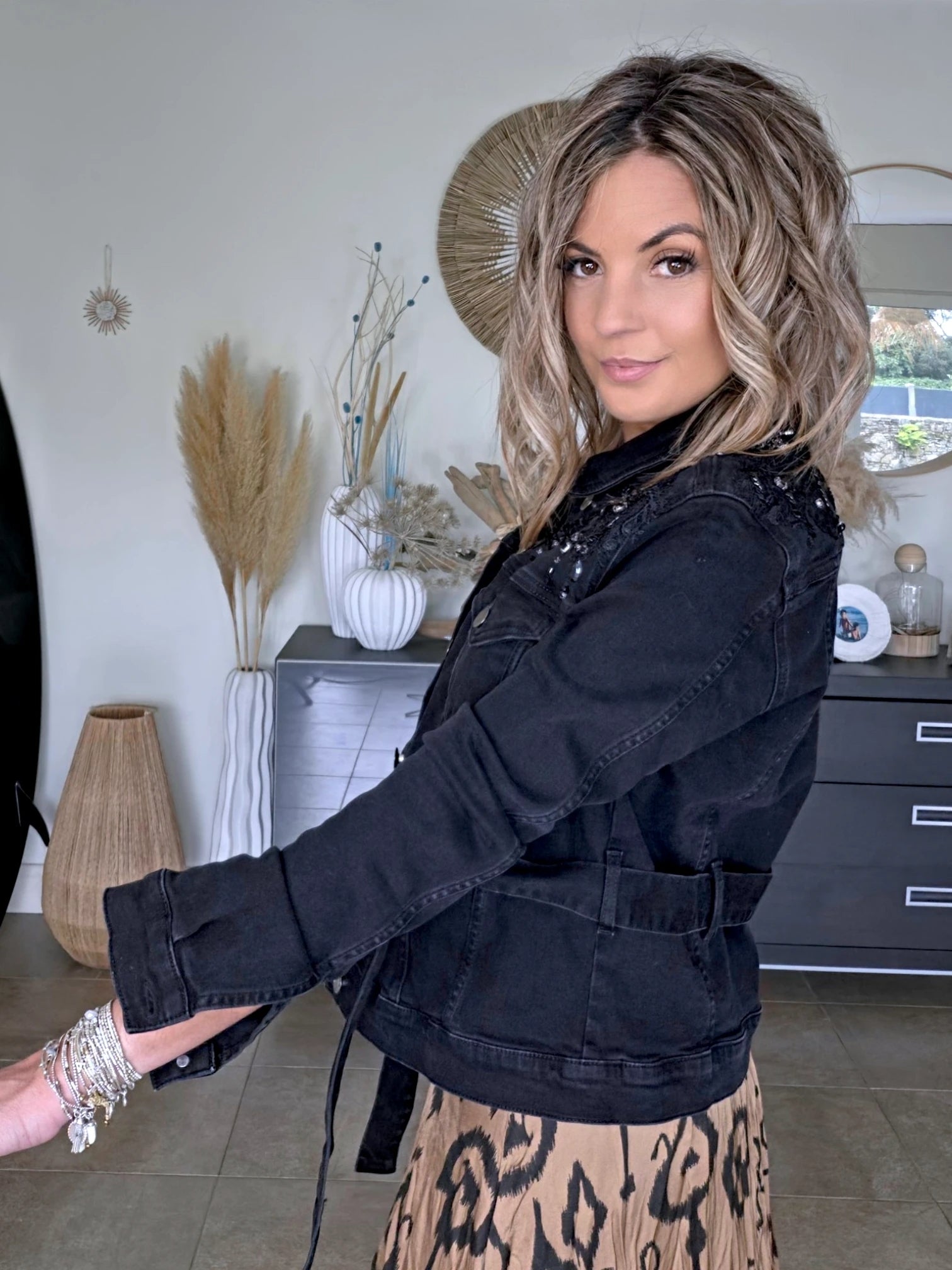 Veste en jean noire perlée