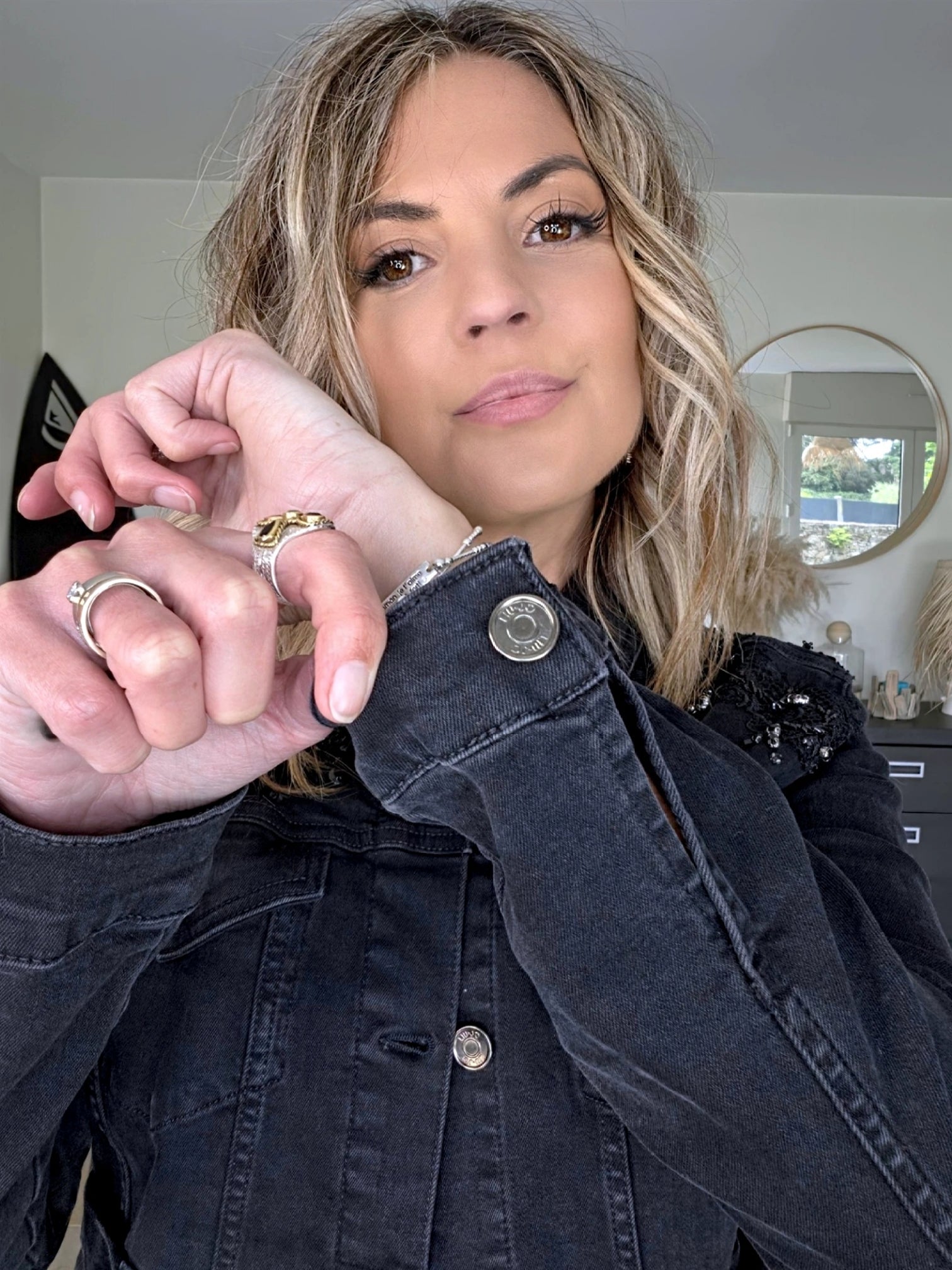 Veste en jean noire perlée