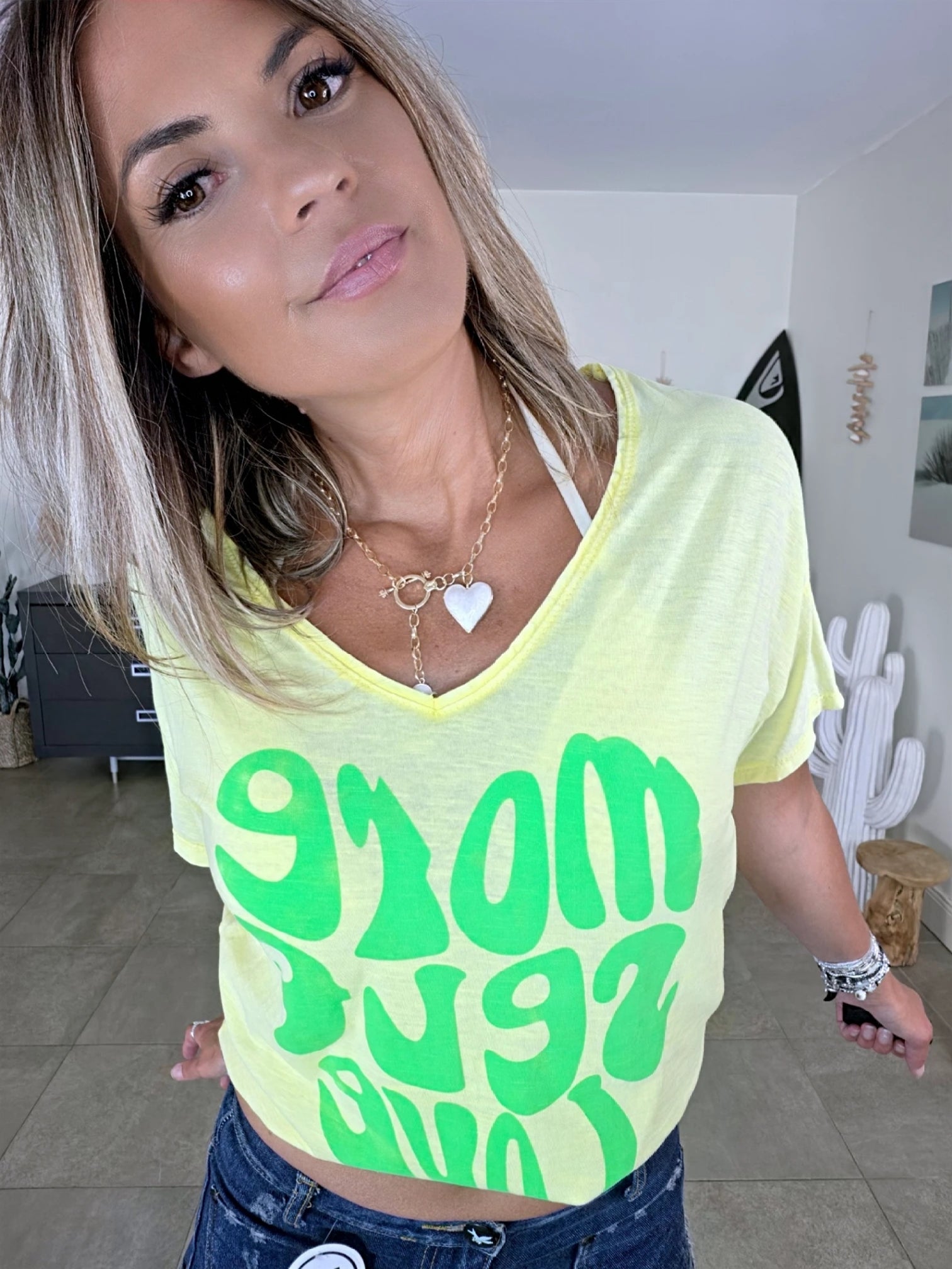 T-shirt jaune à inscription fluo