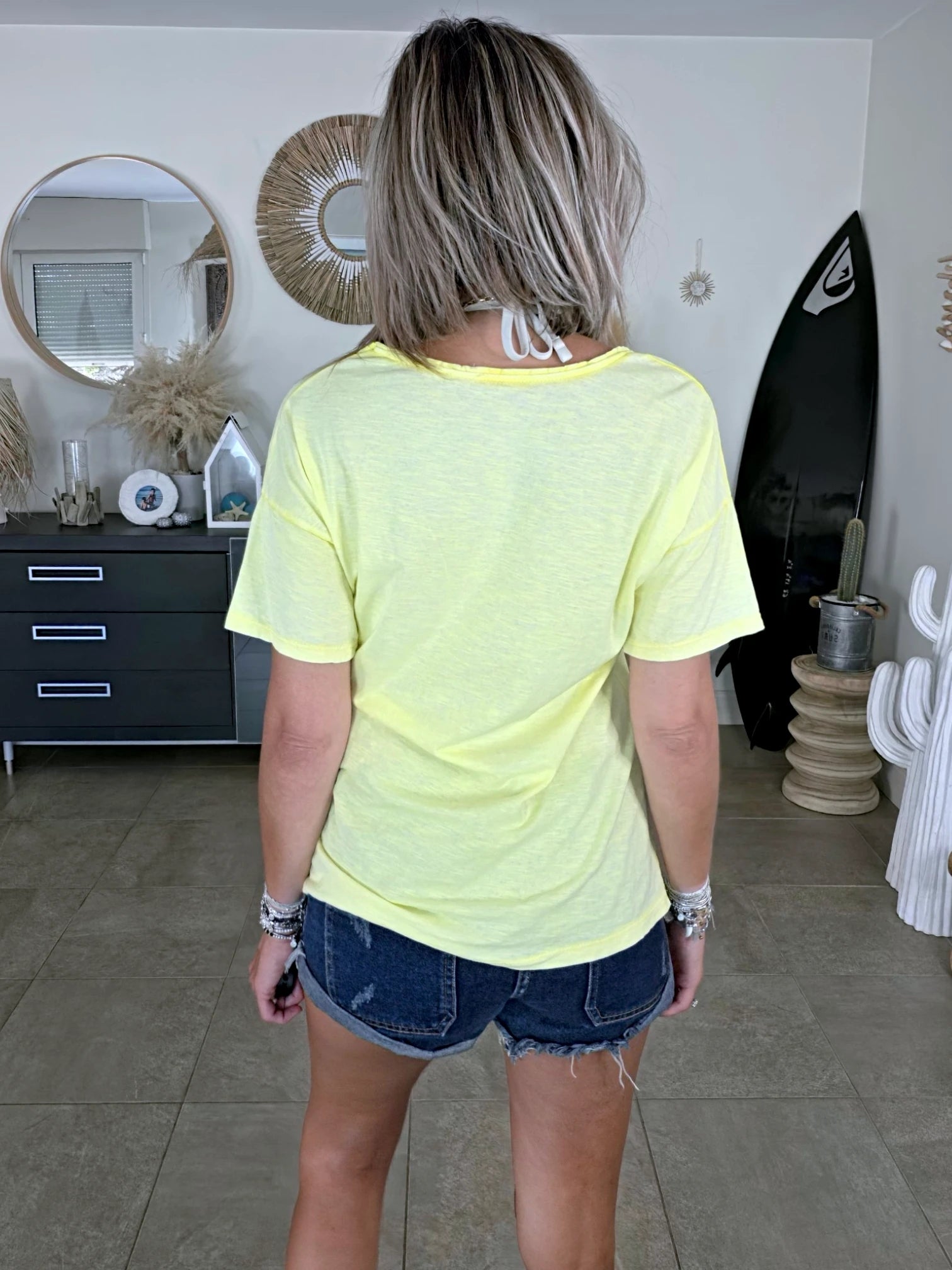 T-shirt jaune à inscription fluo