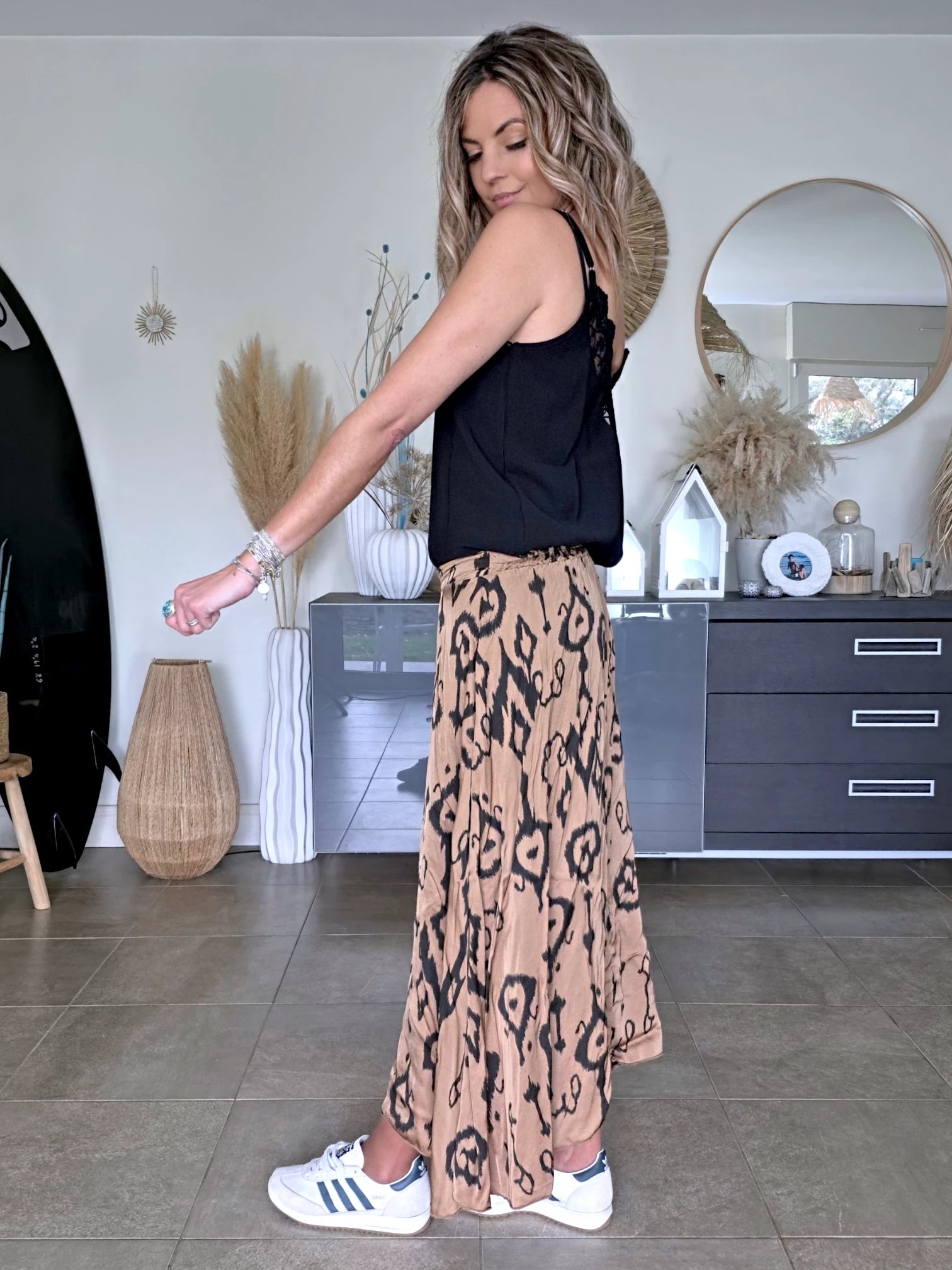 Jupe beige à imprimé noir