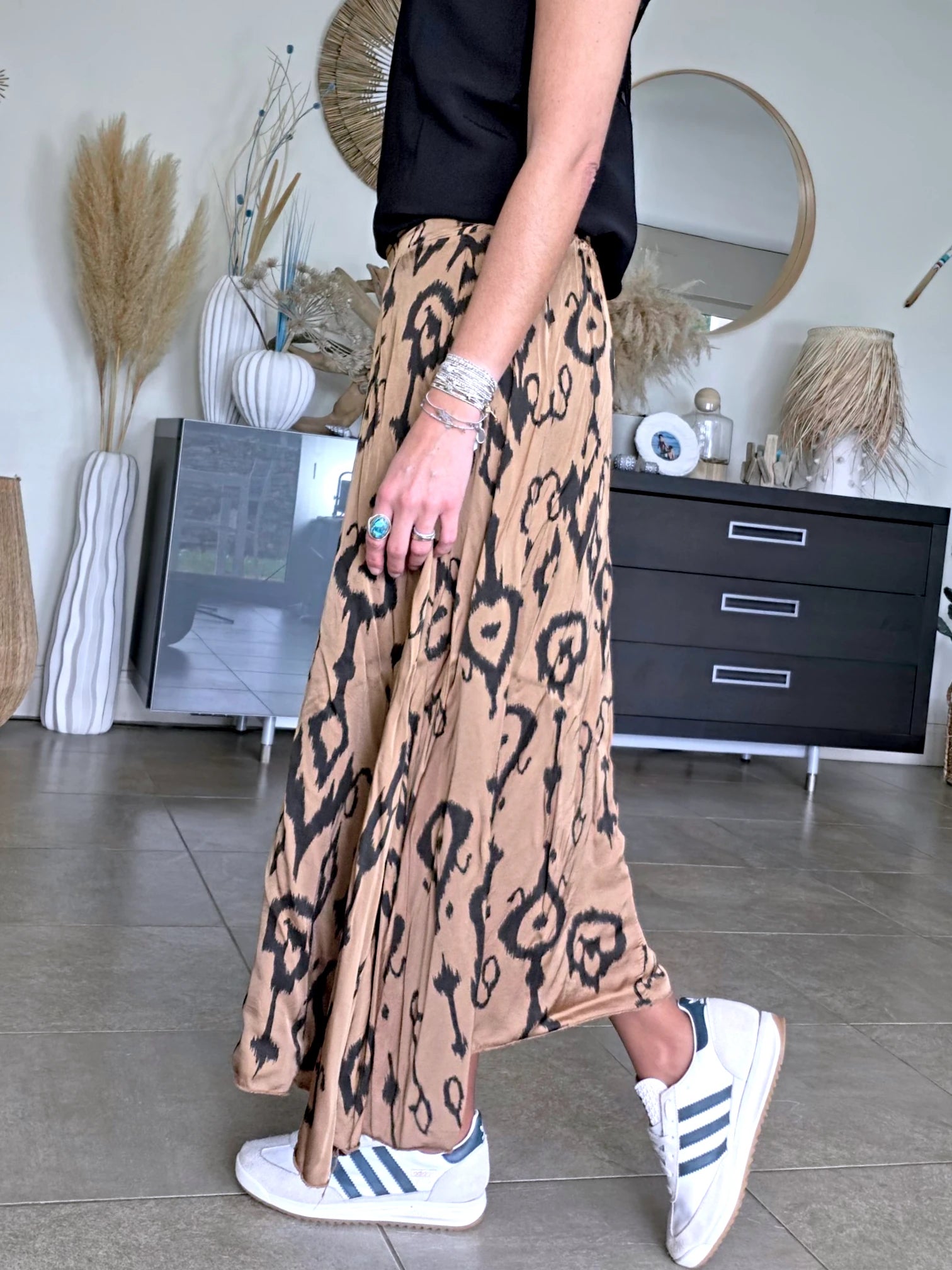 Jupe beige à imprimé noir