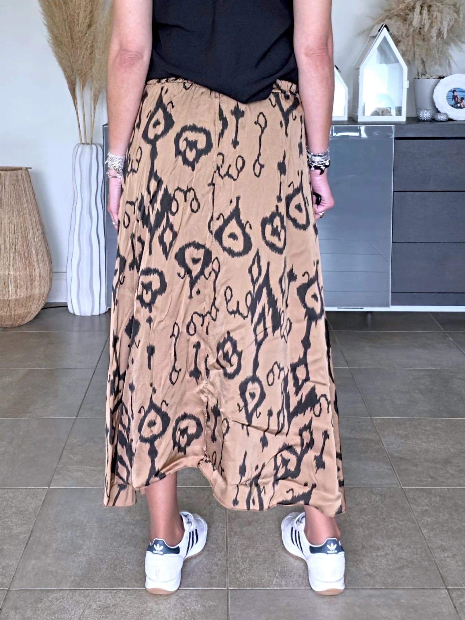 Jupe beige à imprimé noir