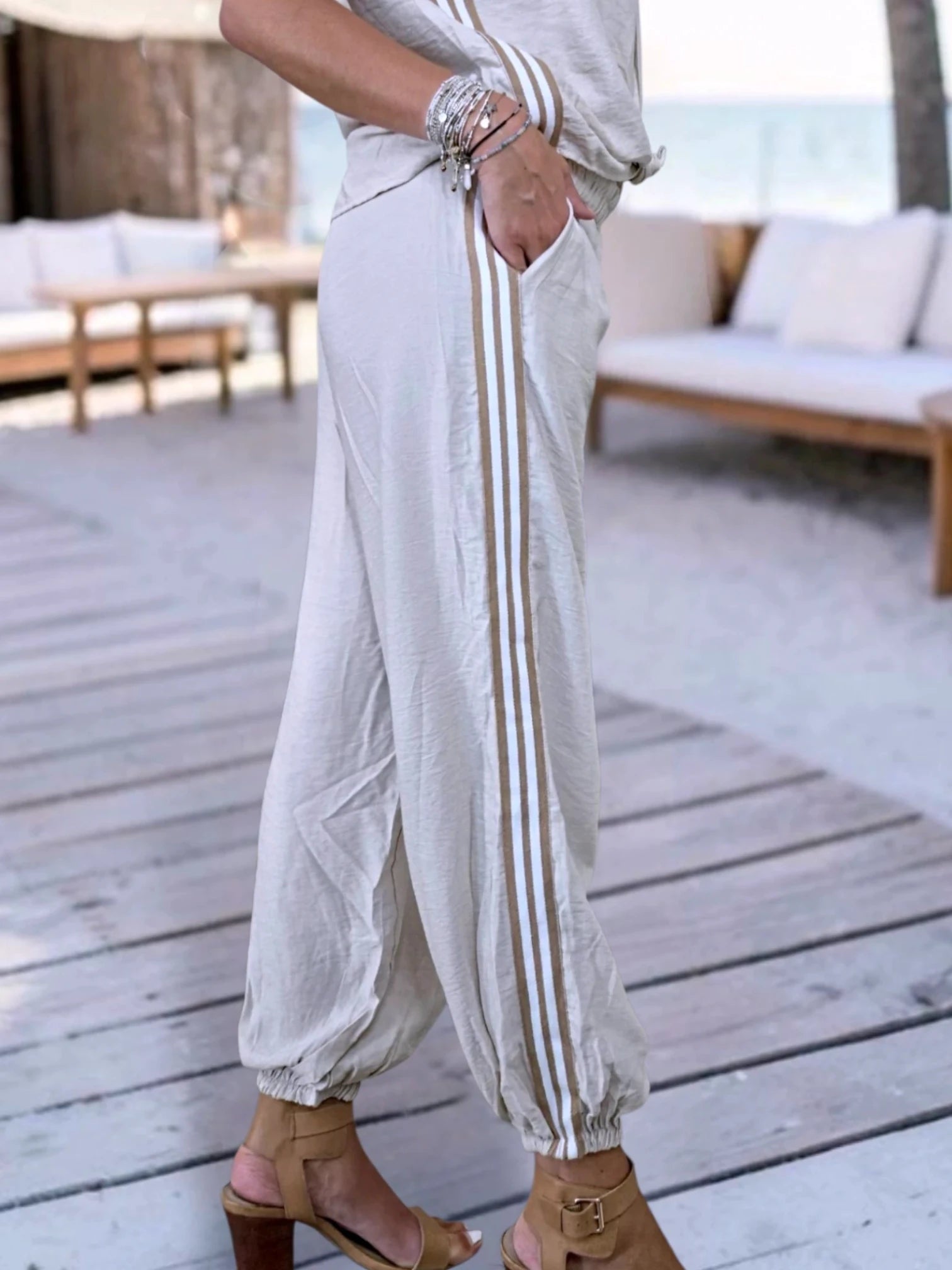 Ensemble beige haut + pantalon à bandes latérales