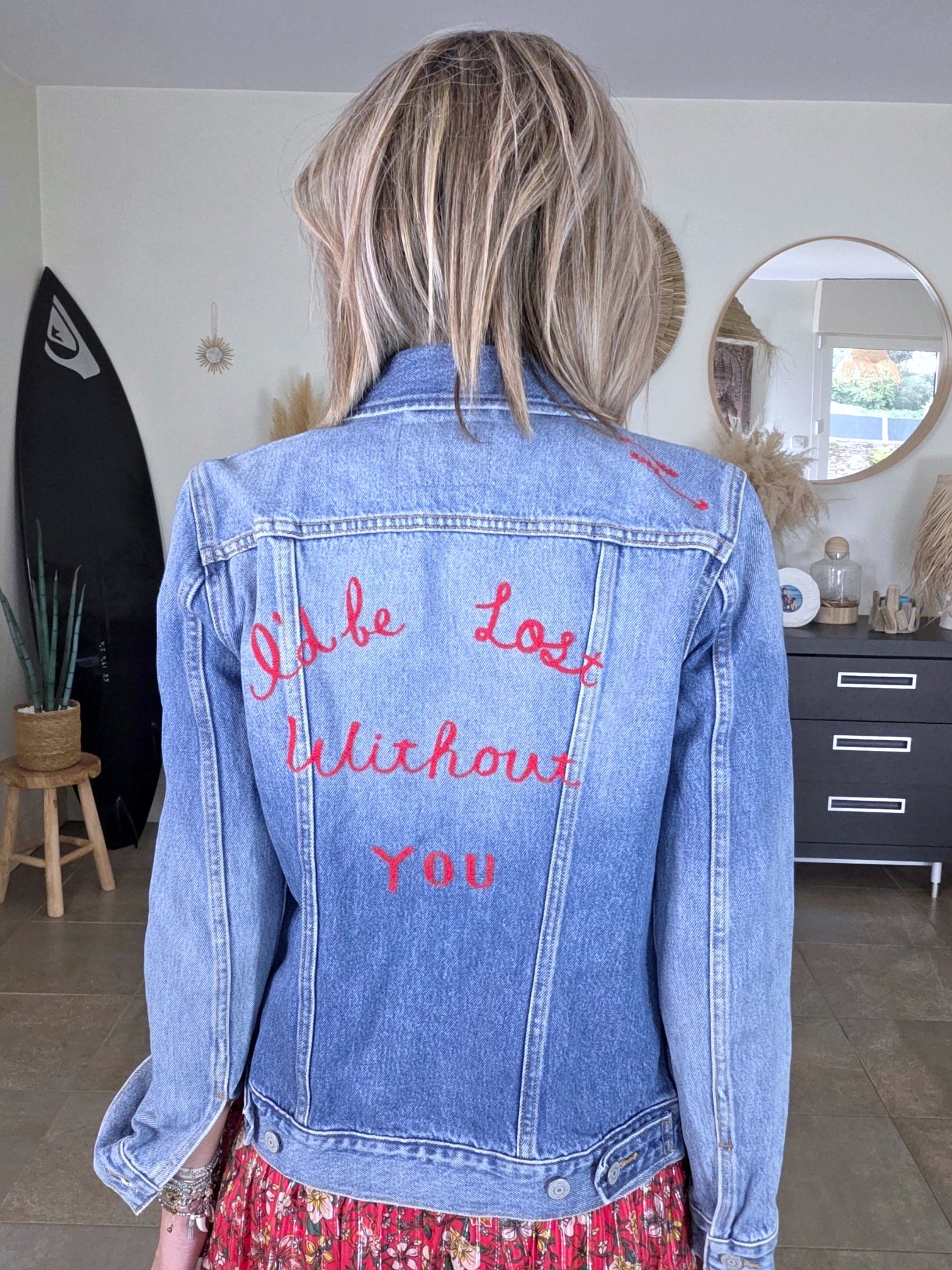 Veste en jean à inscriptions - 𝐌𝐚𝐫𝐢𝐧𝐚𝟒𝟒𝐟𝐚𝐦𝐢𝐥𝐲