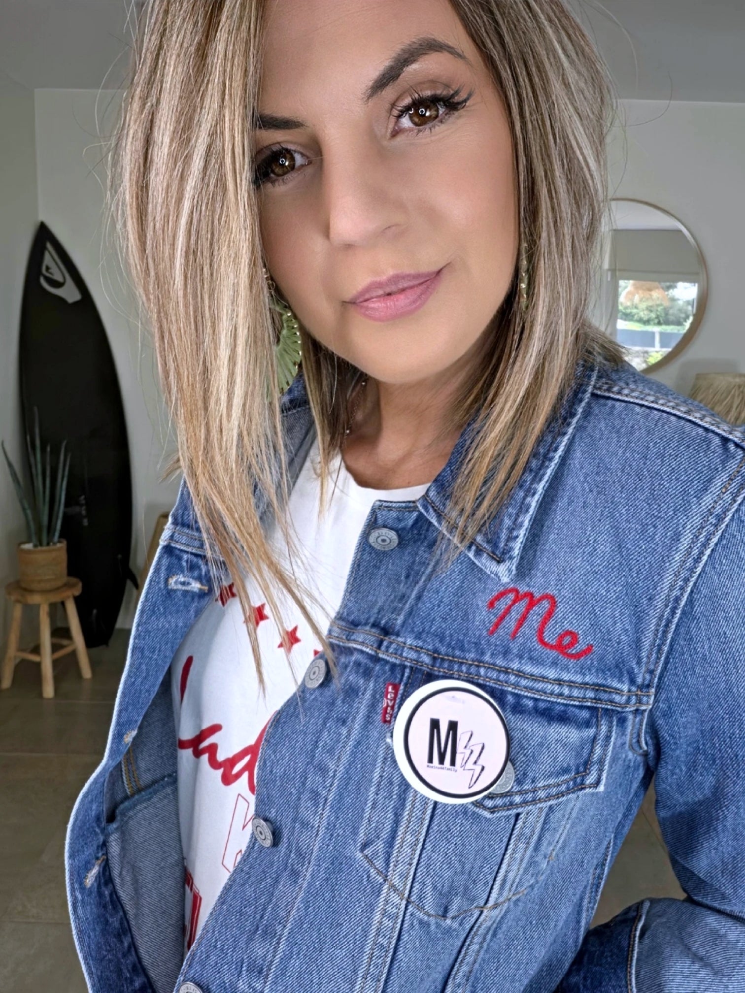 Veste en jean à inscriptions - 𝐌𝐚𝐫𝐢𝐧𝐚𝟒𝟒𝐟𝐚𝐦𝐢𝐥𝐲