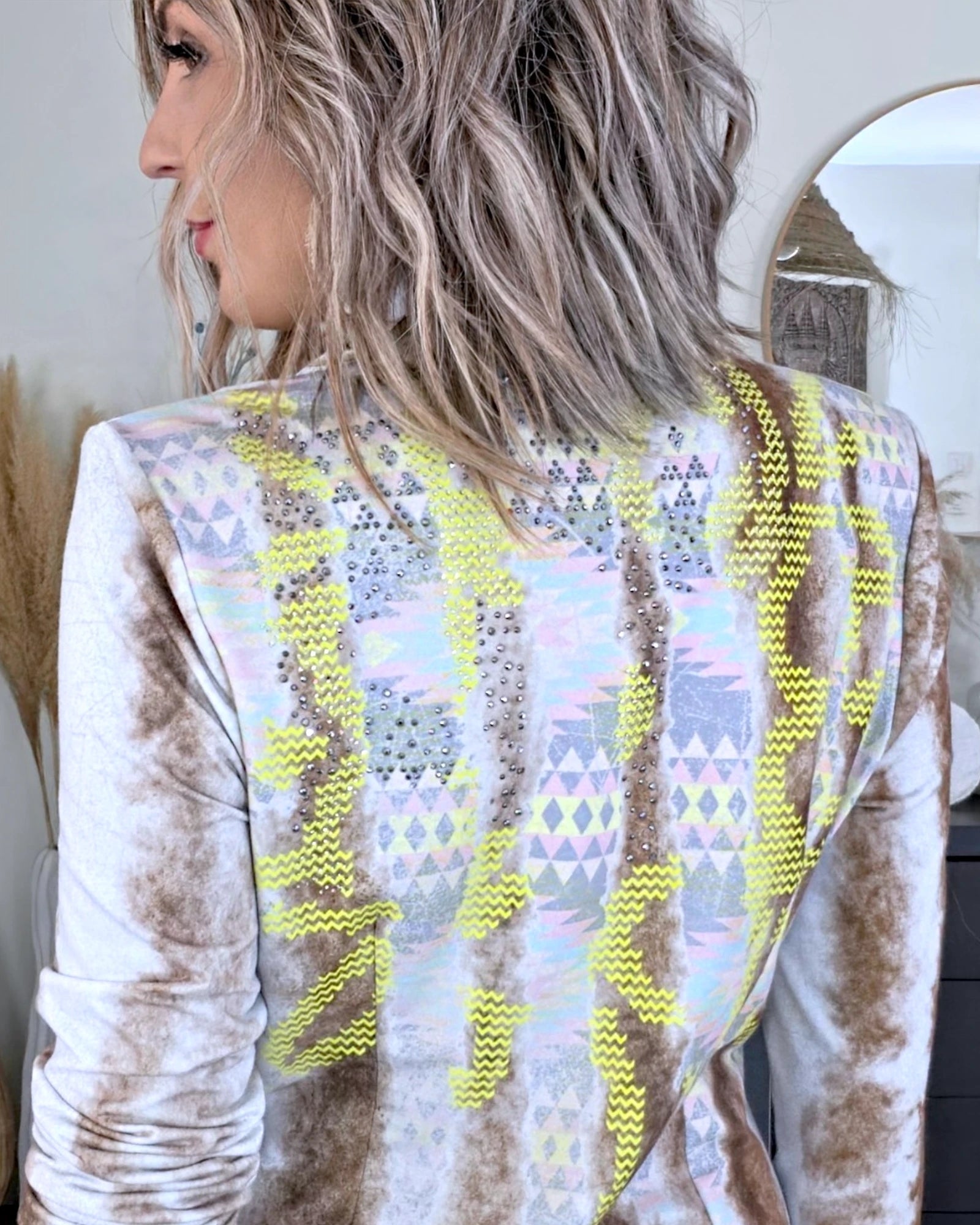 Veste cintrée tie and dye munie de strass au dos.
