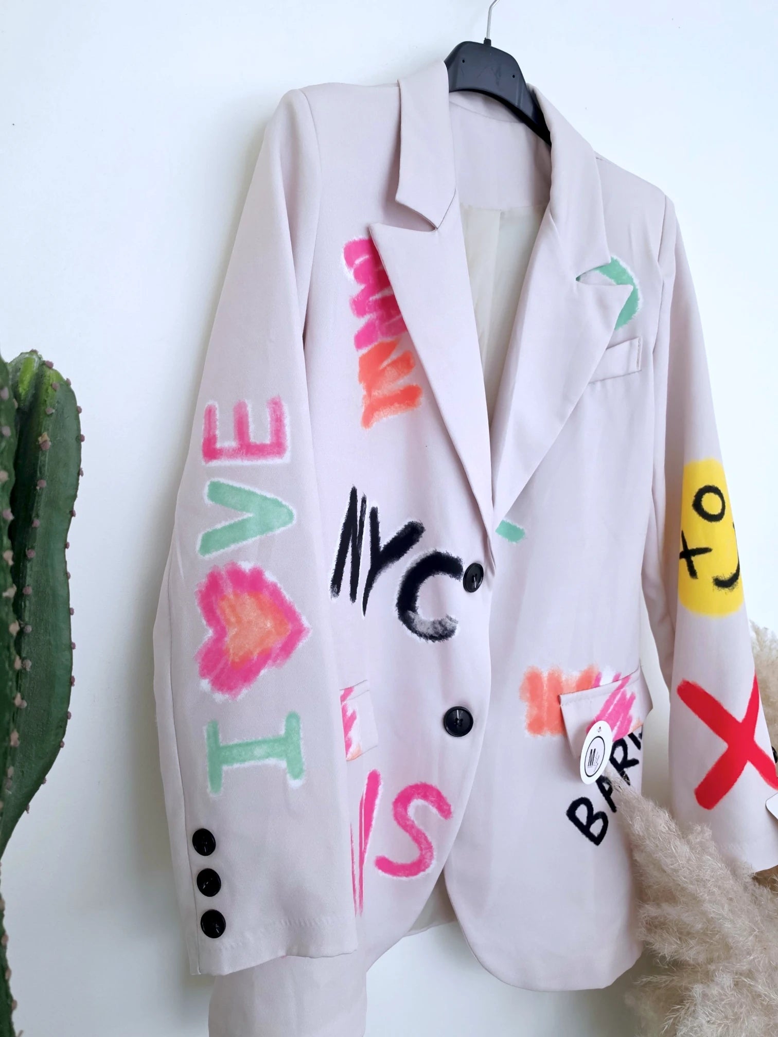 Veste beige à tags et inscriptions fluo
