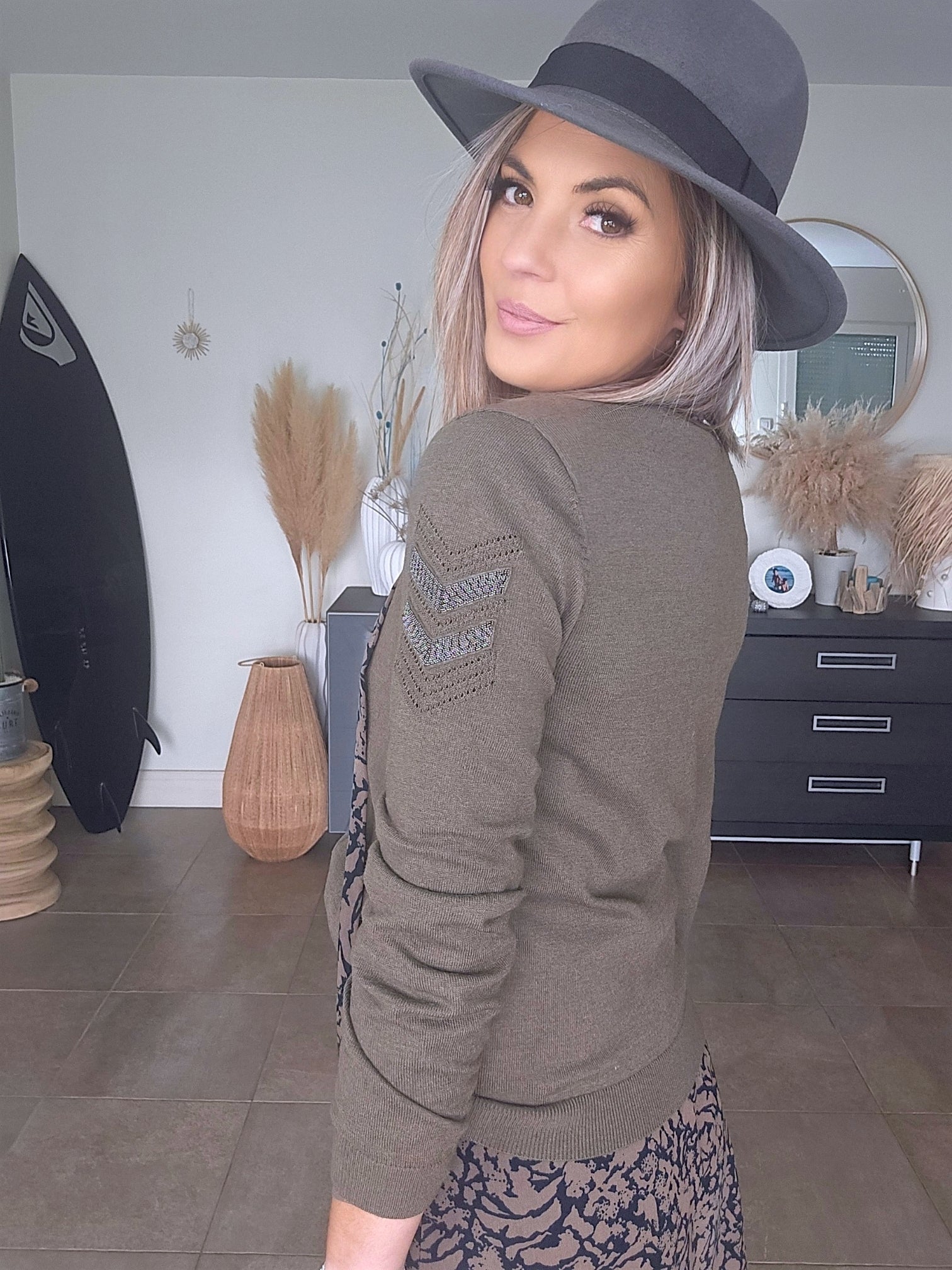 Cardigan kaki à écusson perles bijoux - 𝐌𝐚𝐫𝐢𝐧𝐚𝟒𝟒𝐟𝐚𝐦𝐢𝐥𝐲