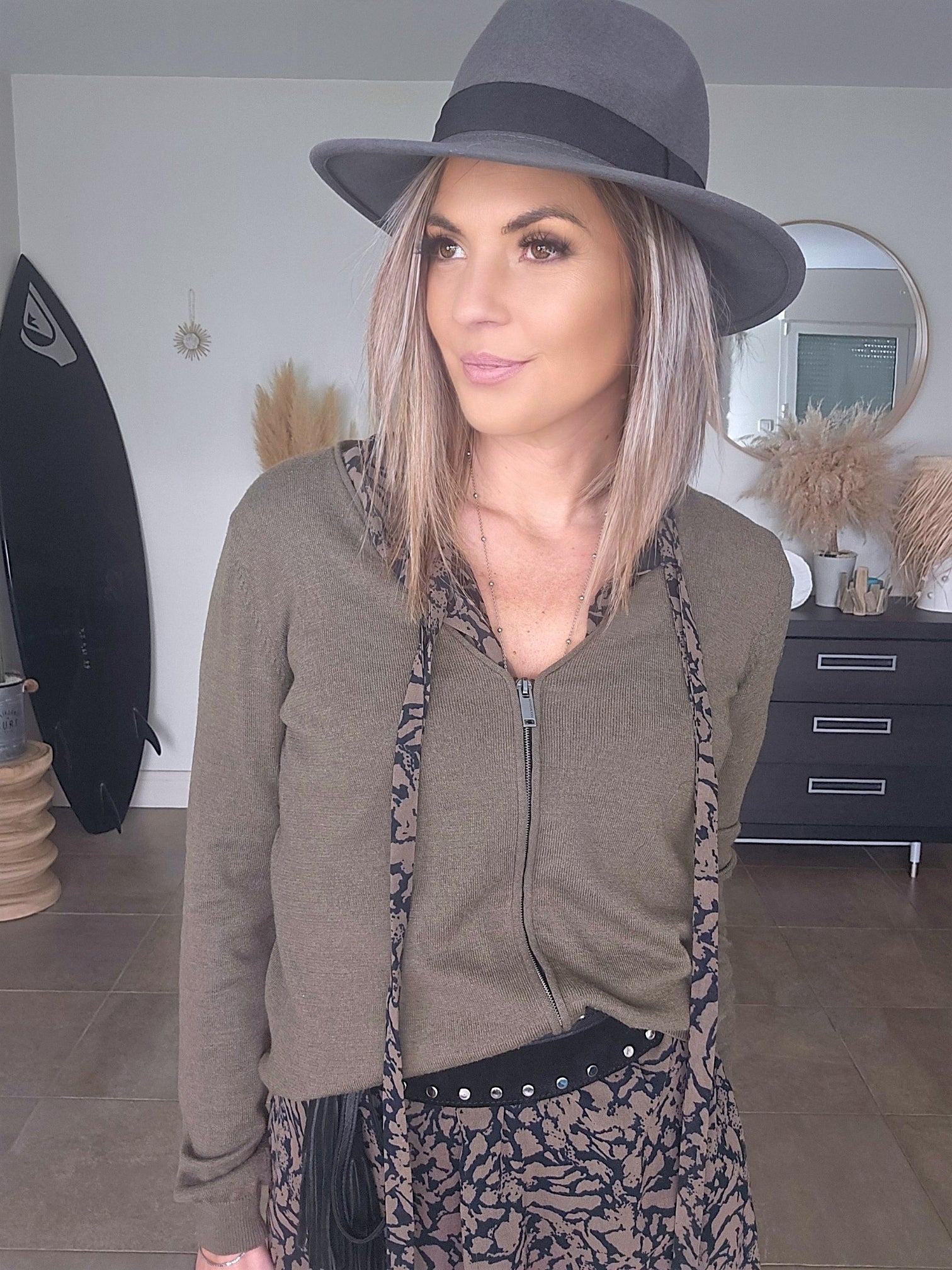 Cardigan kaki à écusson perles bijoux - 𝐌𝐚𝐫𝐢𝐧𝐚𝟒𝟒𝐟𝐚𝐦𝐢𝐥𝐲