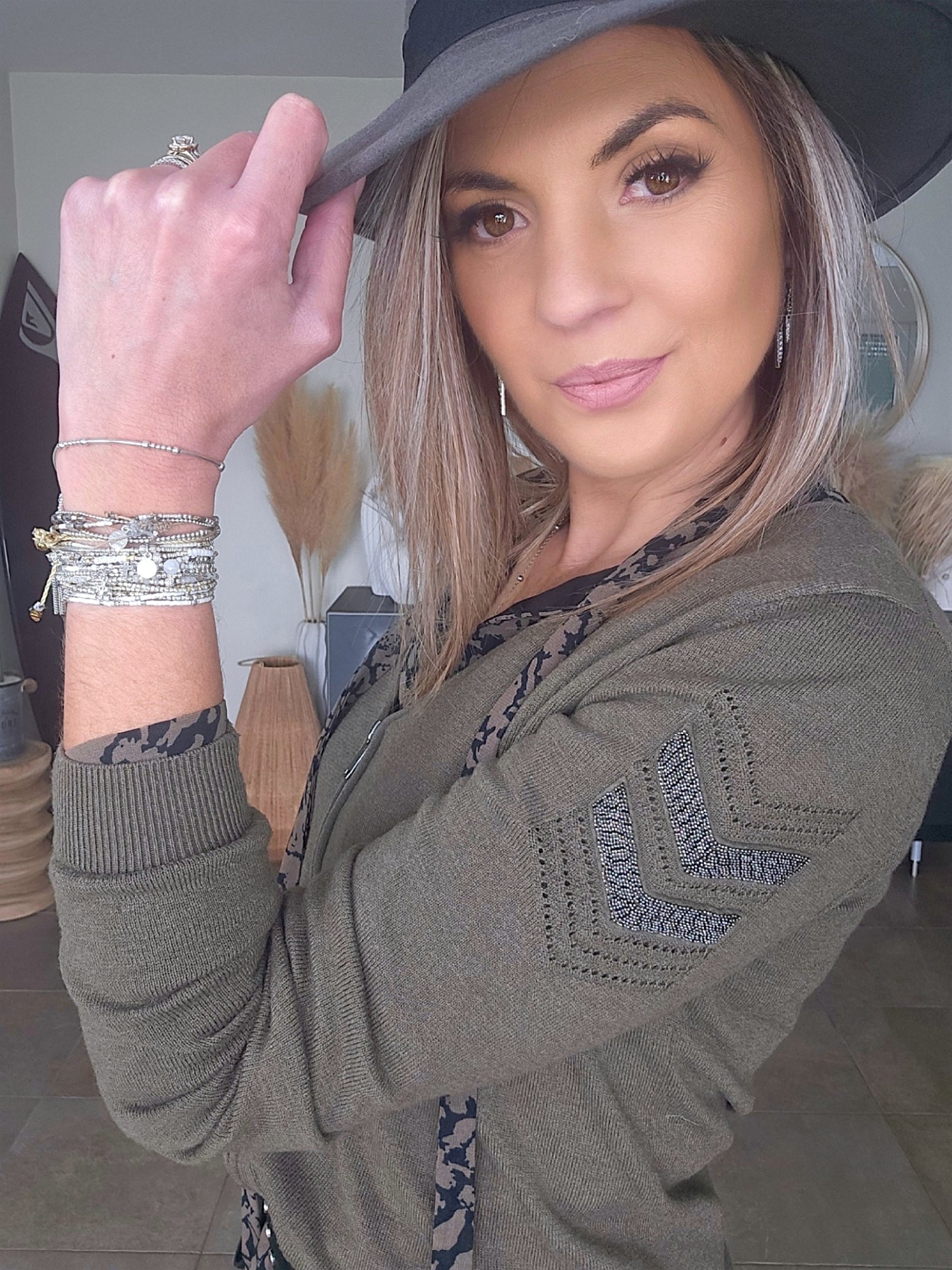 Cardigan kaki à écusson perles bijoux - 𝐌𝐚𝐫𝐢𝐧𝐚𝟒𝟒𝐟𝐚𝐦𝐢𝐥𝐲