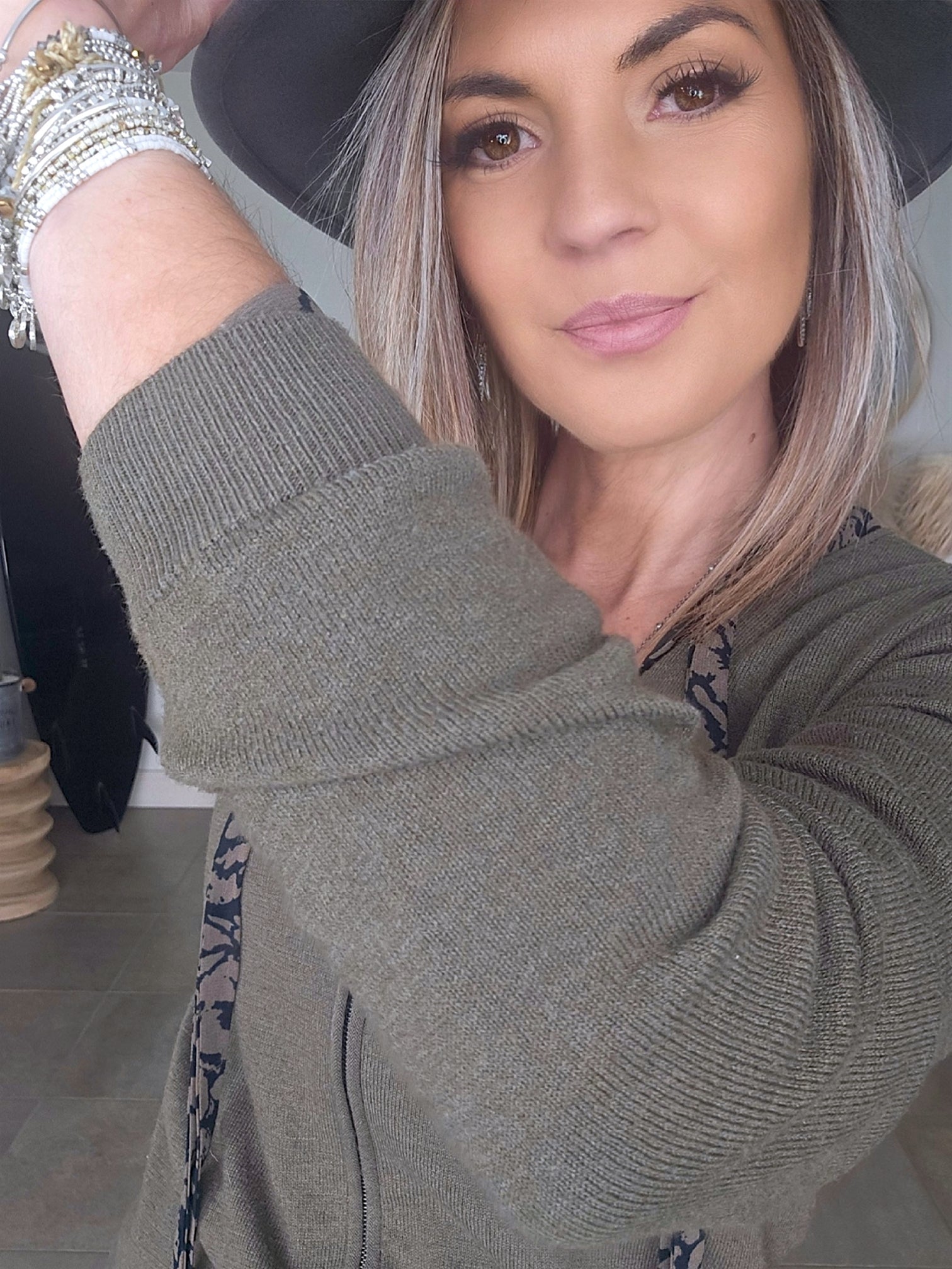 Cardigan kaki à écusson perles bijoux - 𝐌𝐚𝐫𝐢𝐧𝐚𝟒𝟒𝐟𝐚𝐦𝐢𝐥𝐲