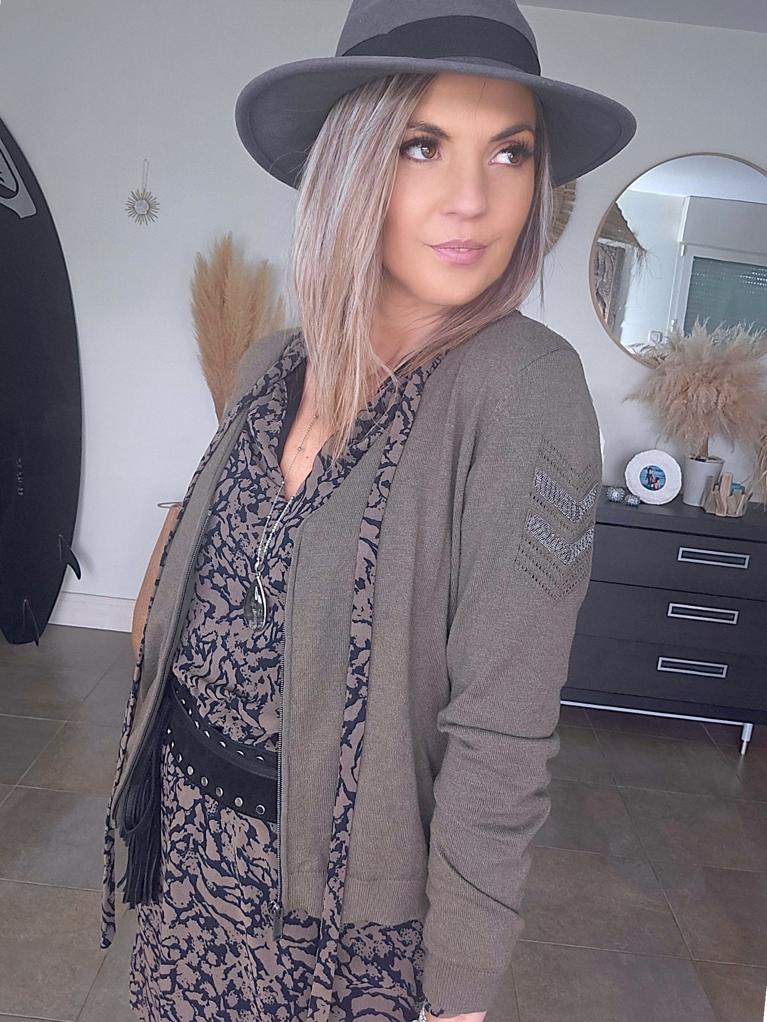 Cardigan kaki à écusson perles bijoux - 𝐌𝐚𝐫𝐢𝐧𝐚𝟒𝟒𝐟𝐚𝐦𝐢𝐥𝐲