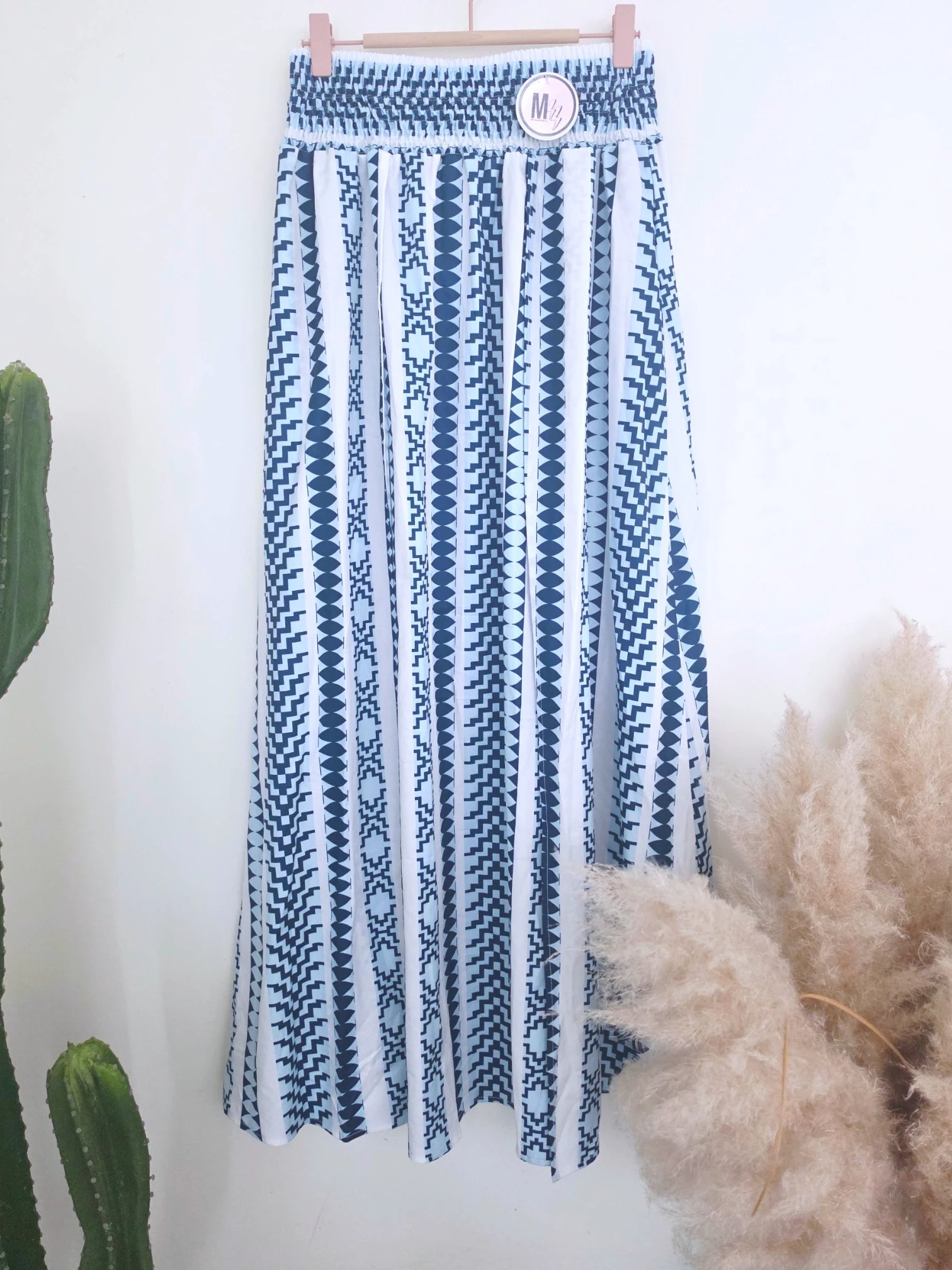 Jupe blanche à imprimé éthnique bleu.