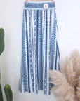 Jupe blanche à imprimé éthnique bleu.