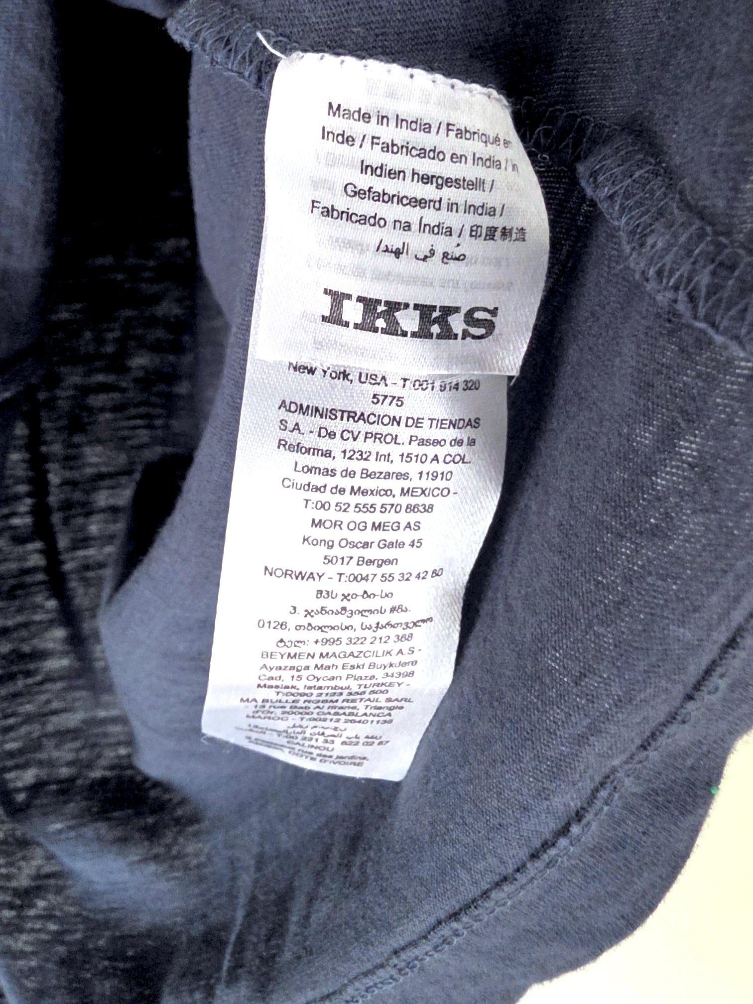 T-shirt bleu à inscriptions
