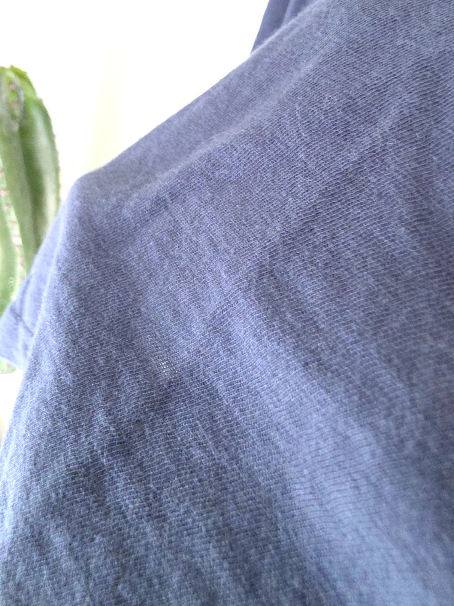 T-shirt bleu à inscriptions