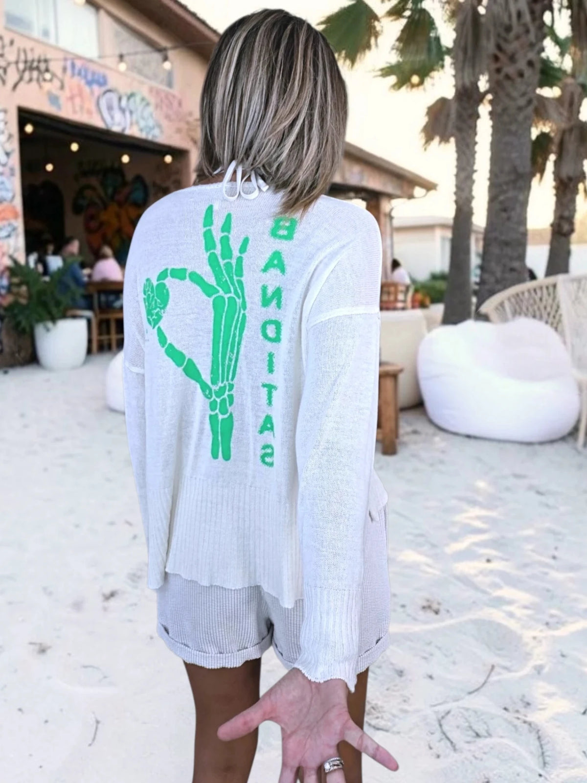 Pull blanc cassé à inscriptions au dos vert vif - 𝐌𝐚𝐫𝐢𝐧𝐚𝟒𝟒𝐟𝐚𝐦𝐢𝐥𝐲