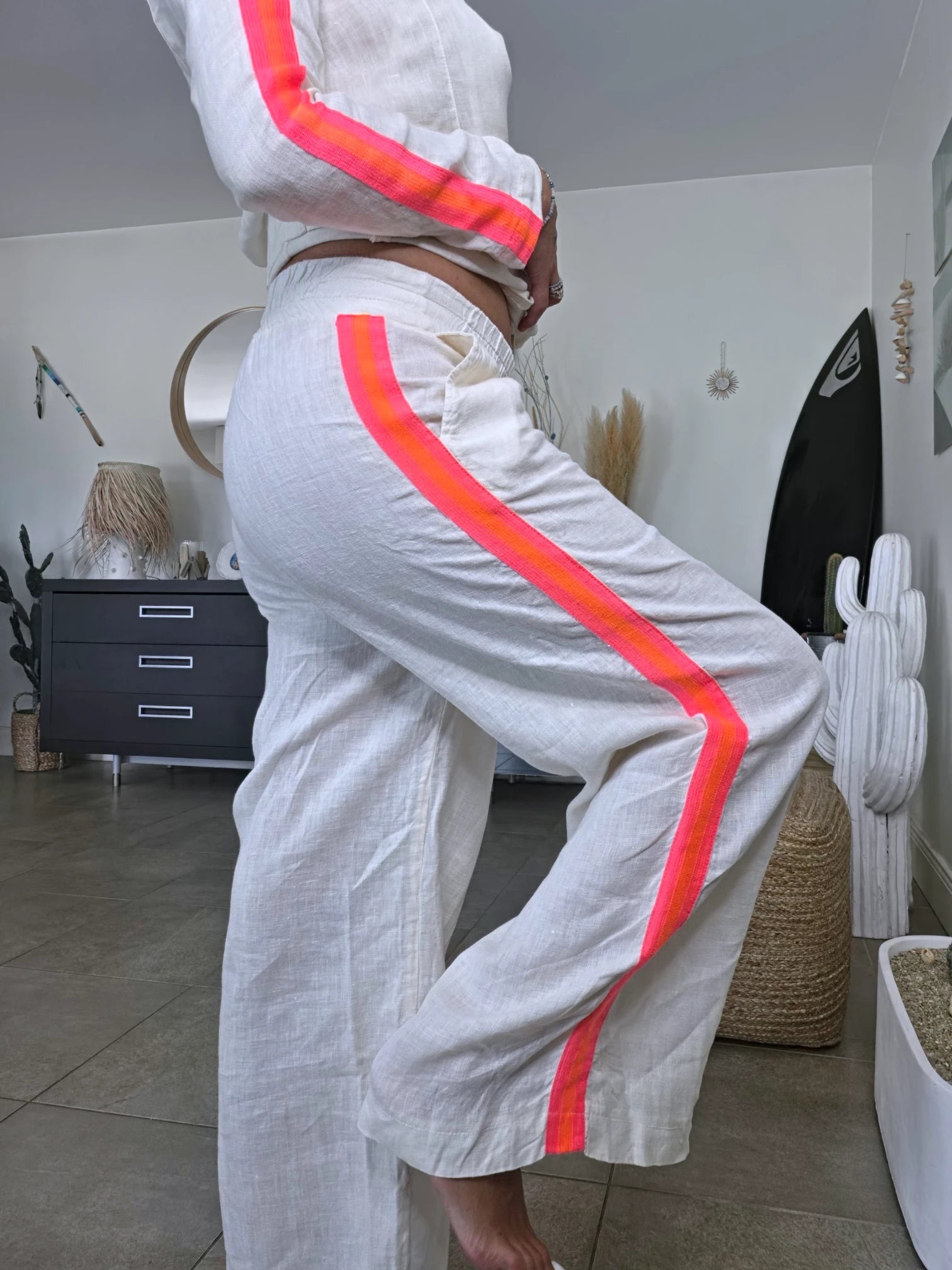 Ensemble veste + Pantalon en lin écru à bandes latérales fluo