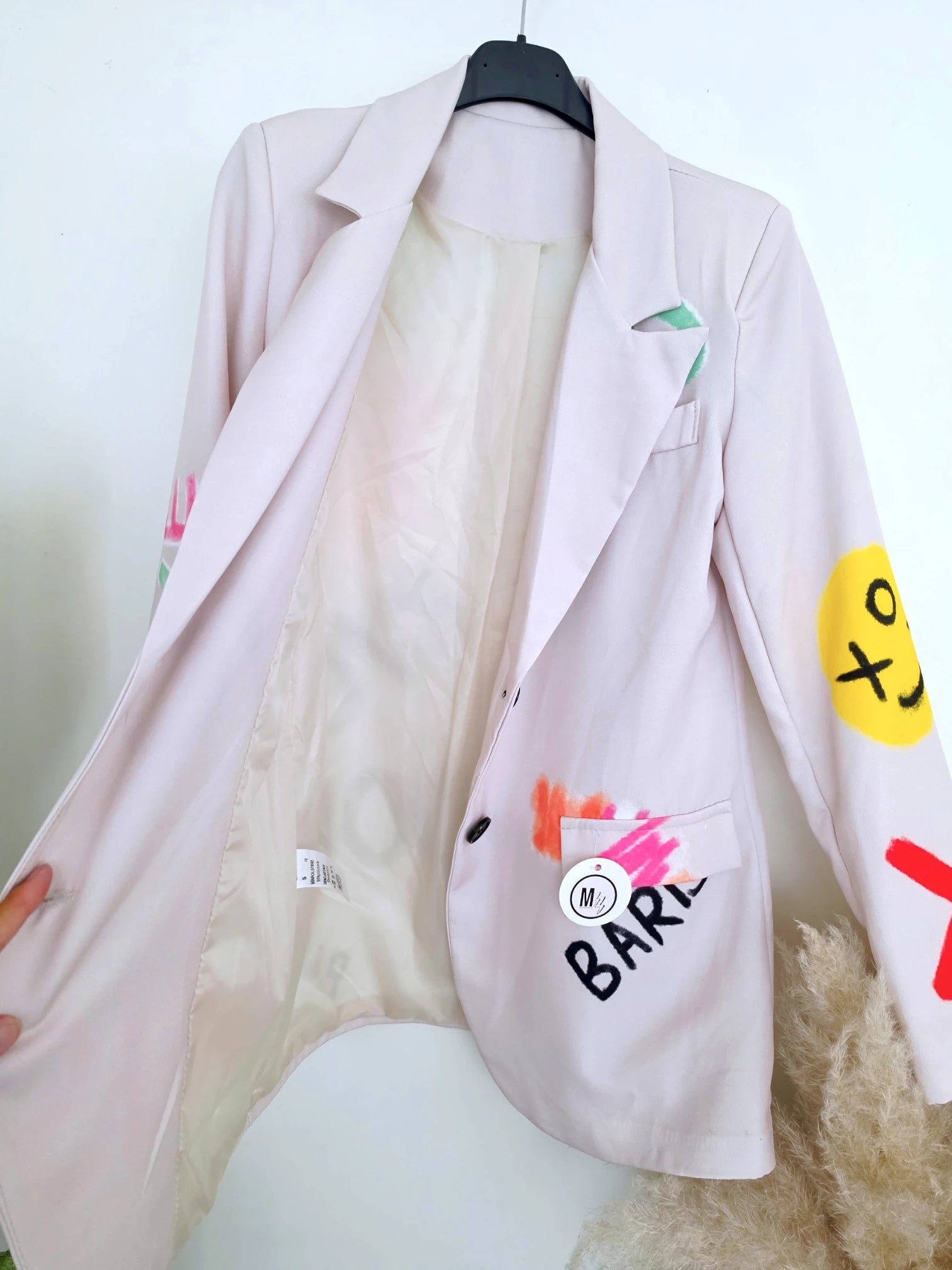 Veste beige à tags et inscriptions fluo