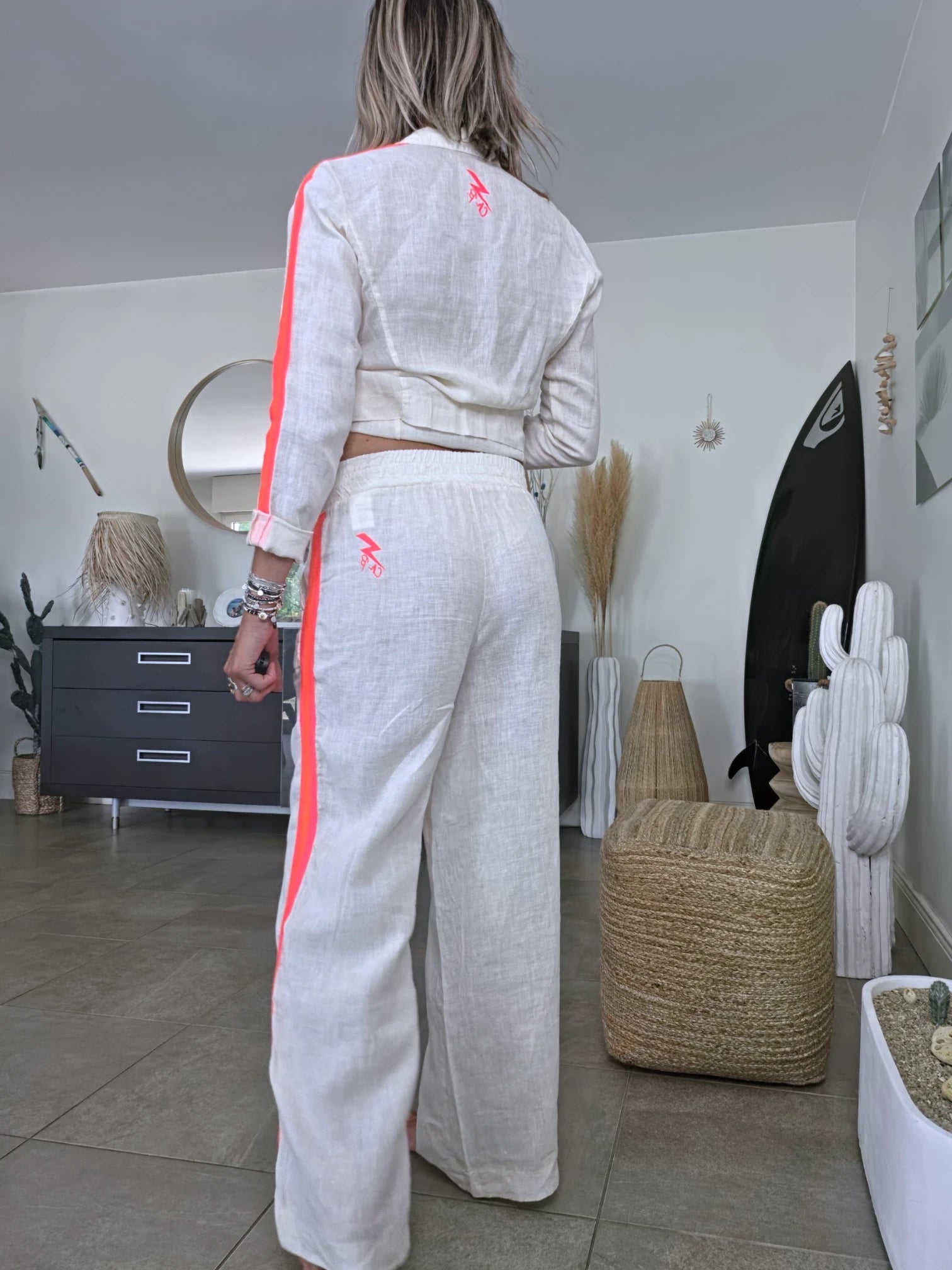 Ensemble veste + Pantalon en lin écru à bandes latérales fluo