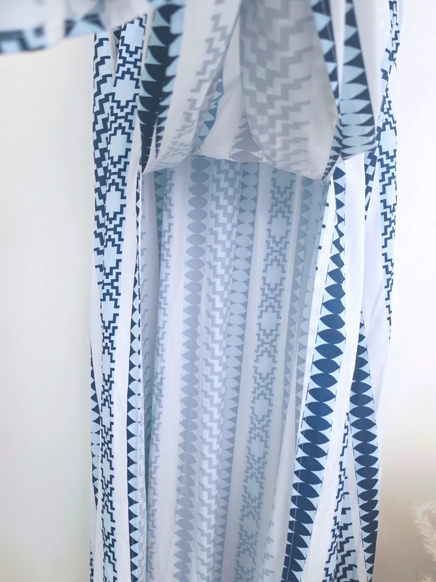 Jupe blanche à imprimé éthnique bleu.