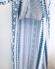 Jupe blanche à imprimé éthnique bleu.