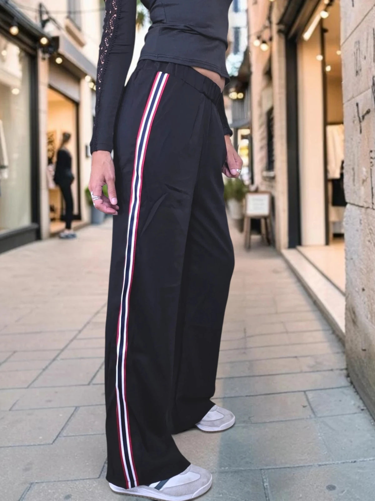 Pantalon noir à bandes latérales - 𝐌𝐚𝐫𝐢𝐧𝐚𝟒𝟒𝐟𝐚𝐦𝐢𝐥𝐲