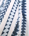 Jupe blanche à imprimé éthnique bleu.