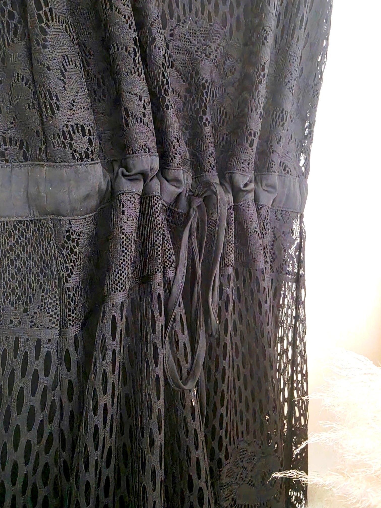 Robe noire ajourée