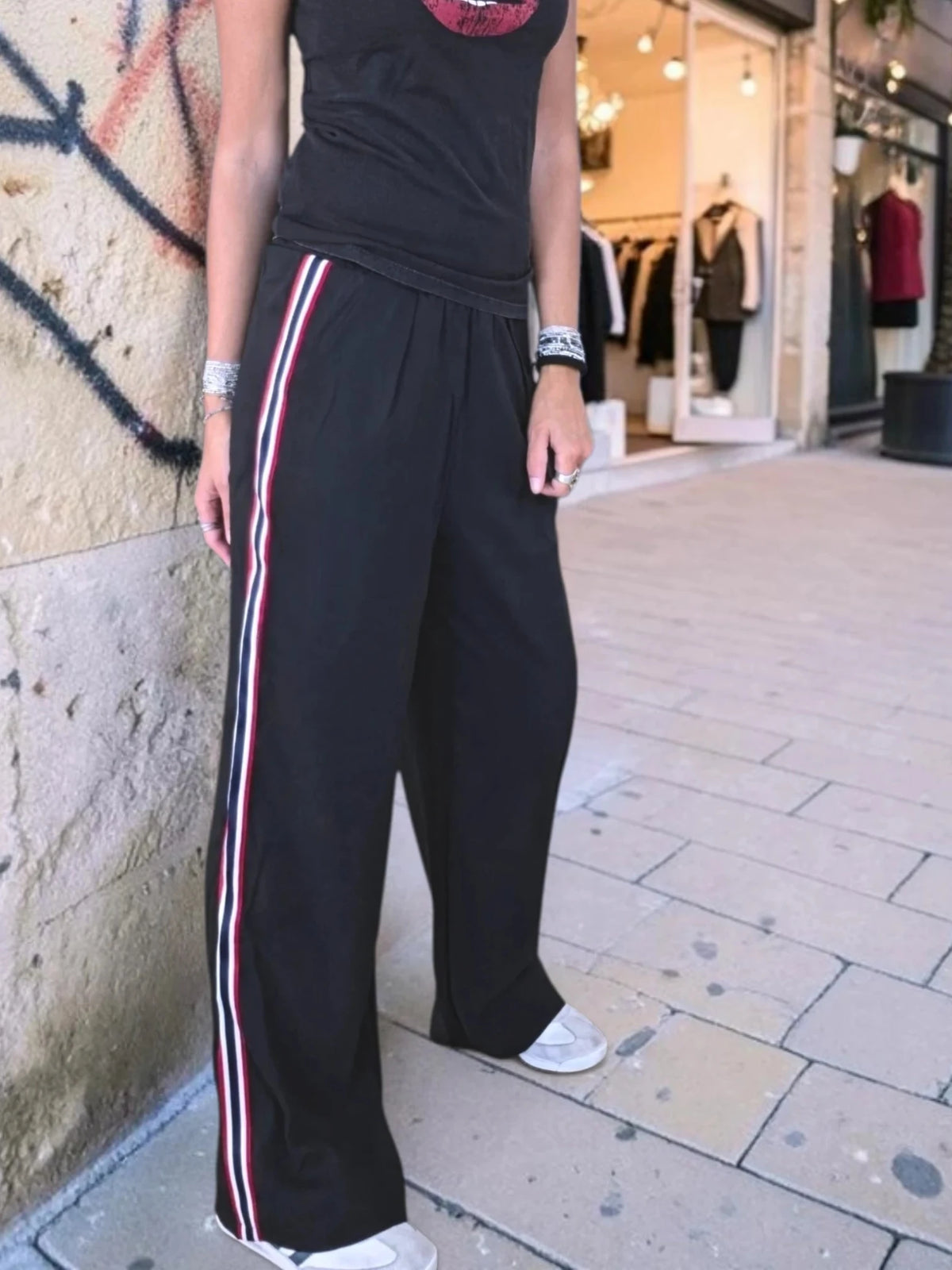Pantalon noir à bandes latérales - 𝐌𝐚𝐫𝐢𝐧𝐚𝟒𝟒𝐟𝐚𝐦𝐢𝐥𝐲