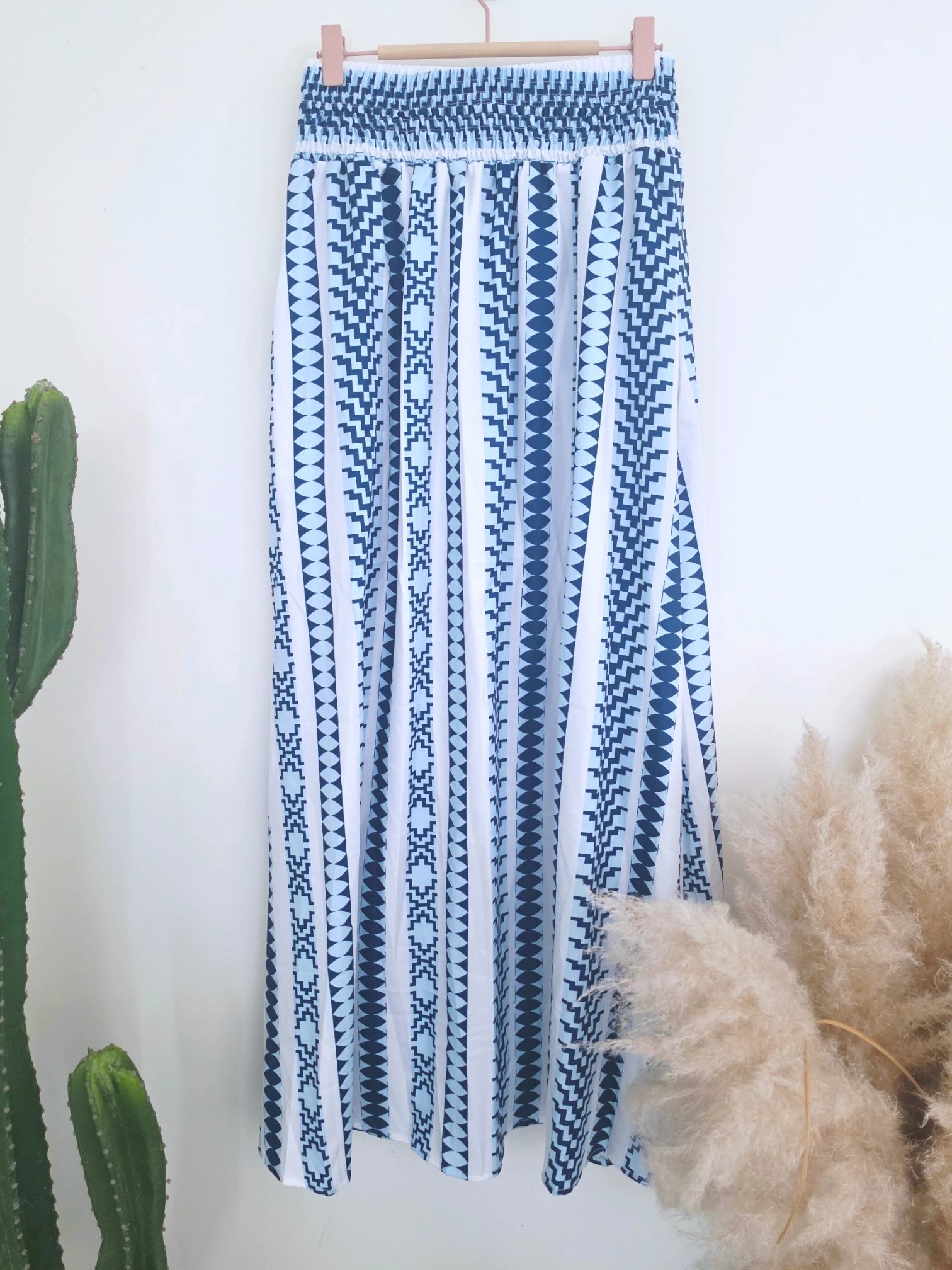 Jupe blanche à imprimé éthnique bleu.