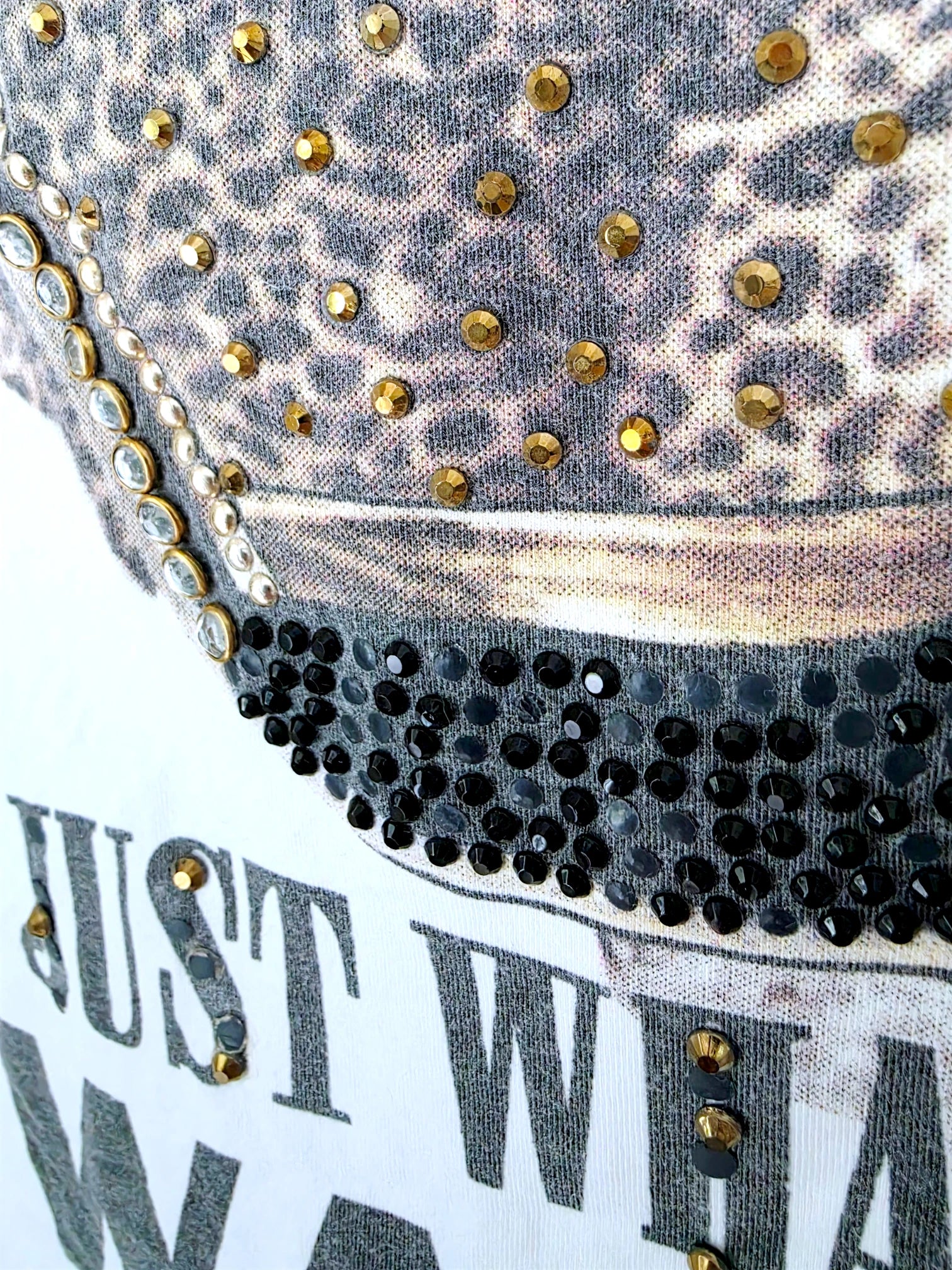 T-shirt blanc à inscriptions muni de strass.