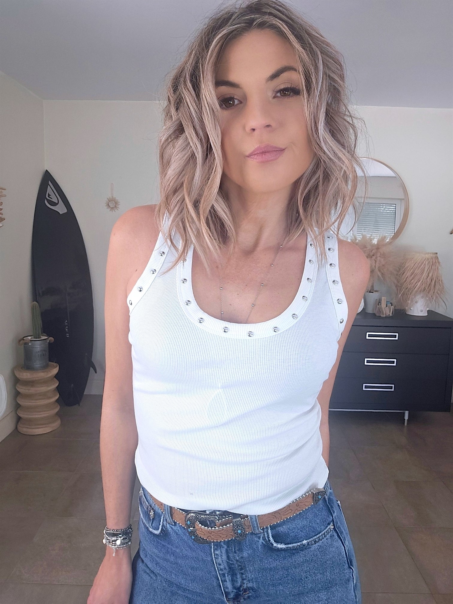 Débardeur blanc à encolure cloutée - 𝐌𝐚𝐫𝐢𝐧𝐚𝟒𝟒𝐟𝐚𝐦𝐢𝐥𝐲