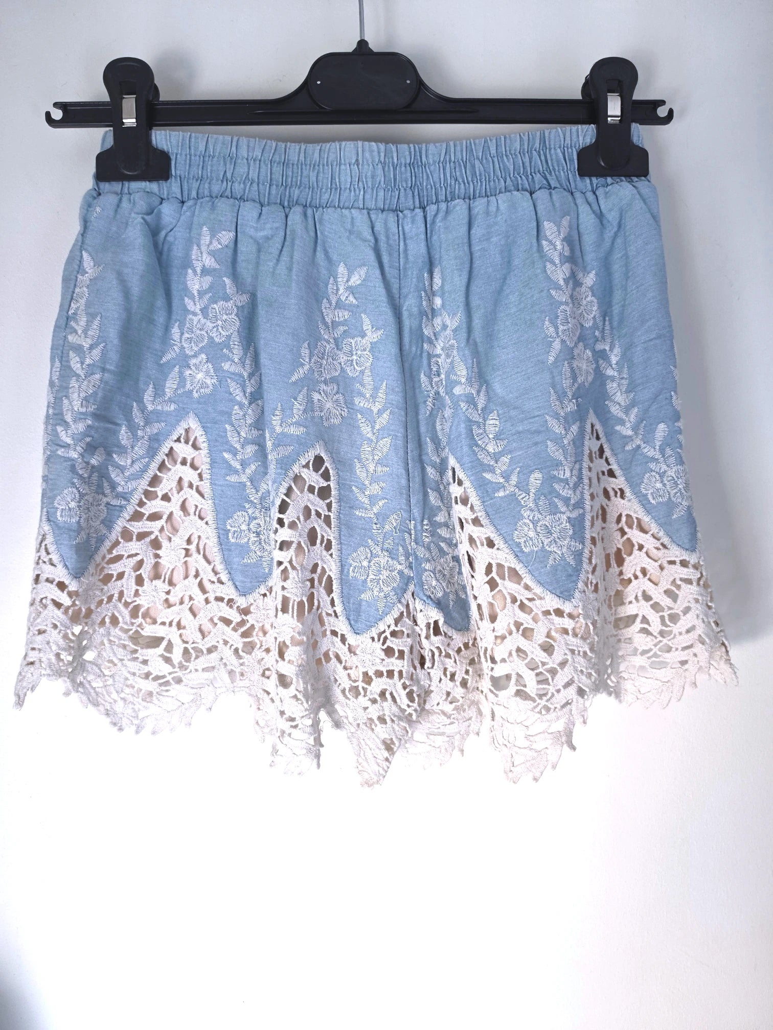 Short bicolore ajouré