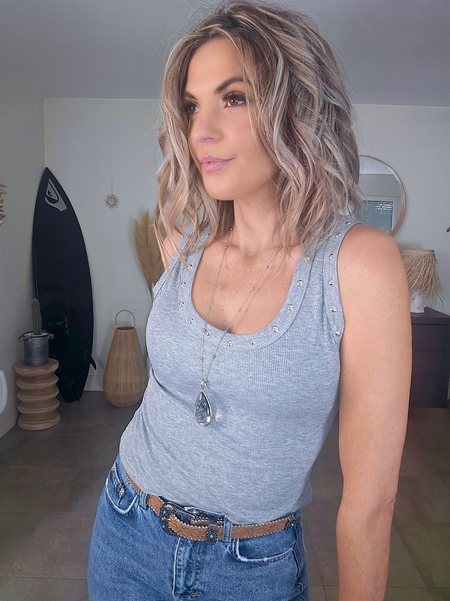 Débardeur gris à encolure cloutée - 𝐌𝐚𝐫𝐢𝐧𝐚𝟒𝟒𝐟𝐚𝐦𝐢𝐥𝐲
