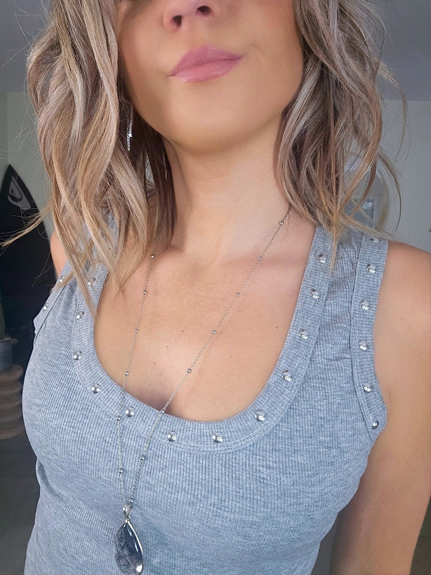 Débardeur gris à encolure cloutée - 𝐌𝐚𝐫𝐢𝐧𝐚𝟒𝟒𝐟𝐚𝐦𝐢𝐥𝐲