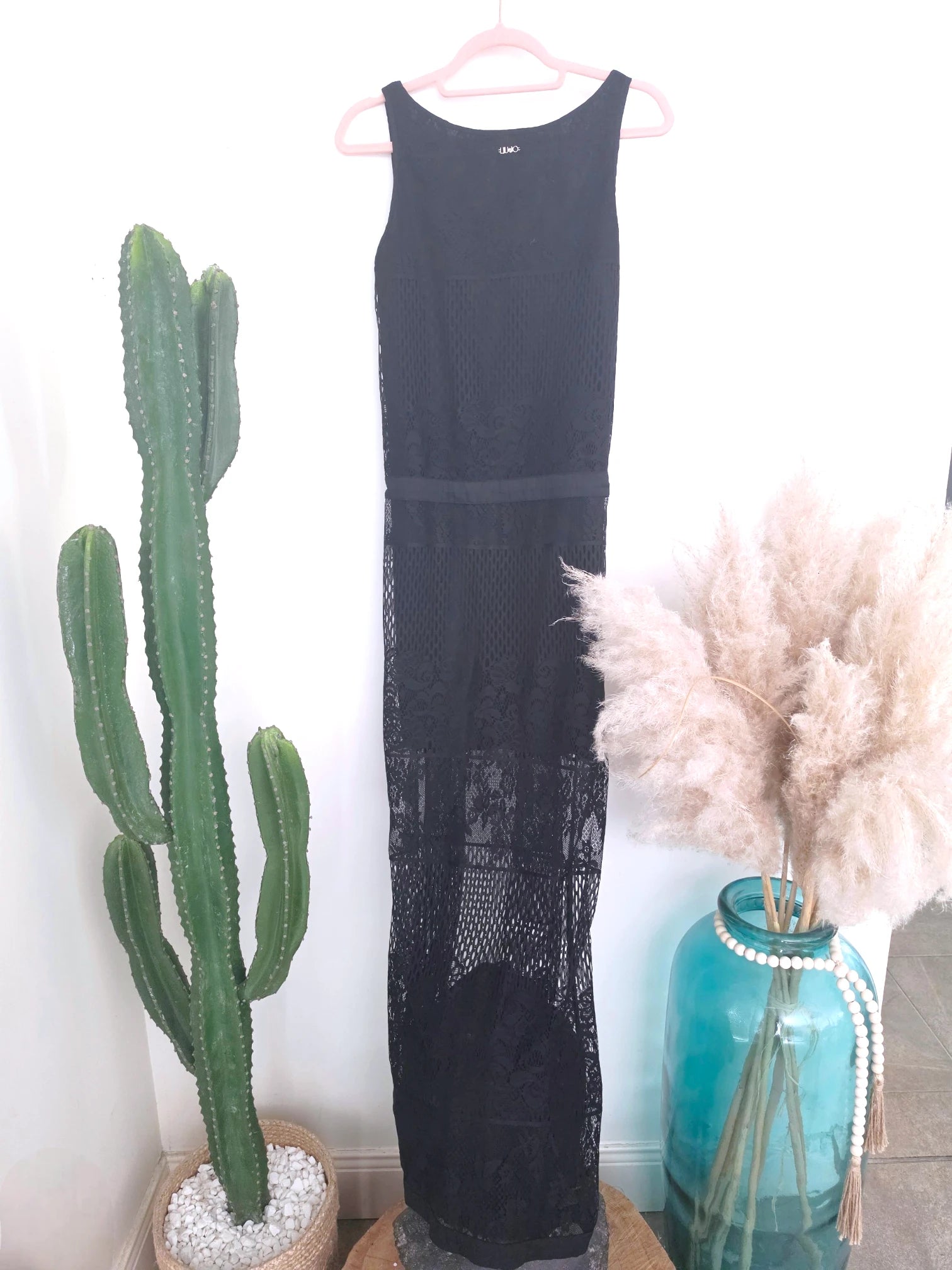 Robe noire ajourée