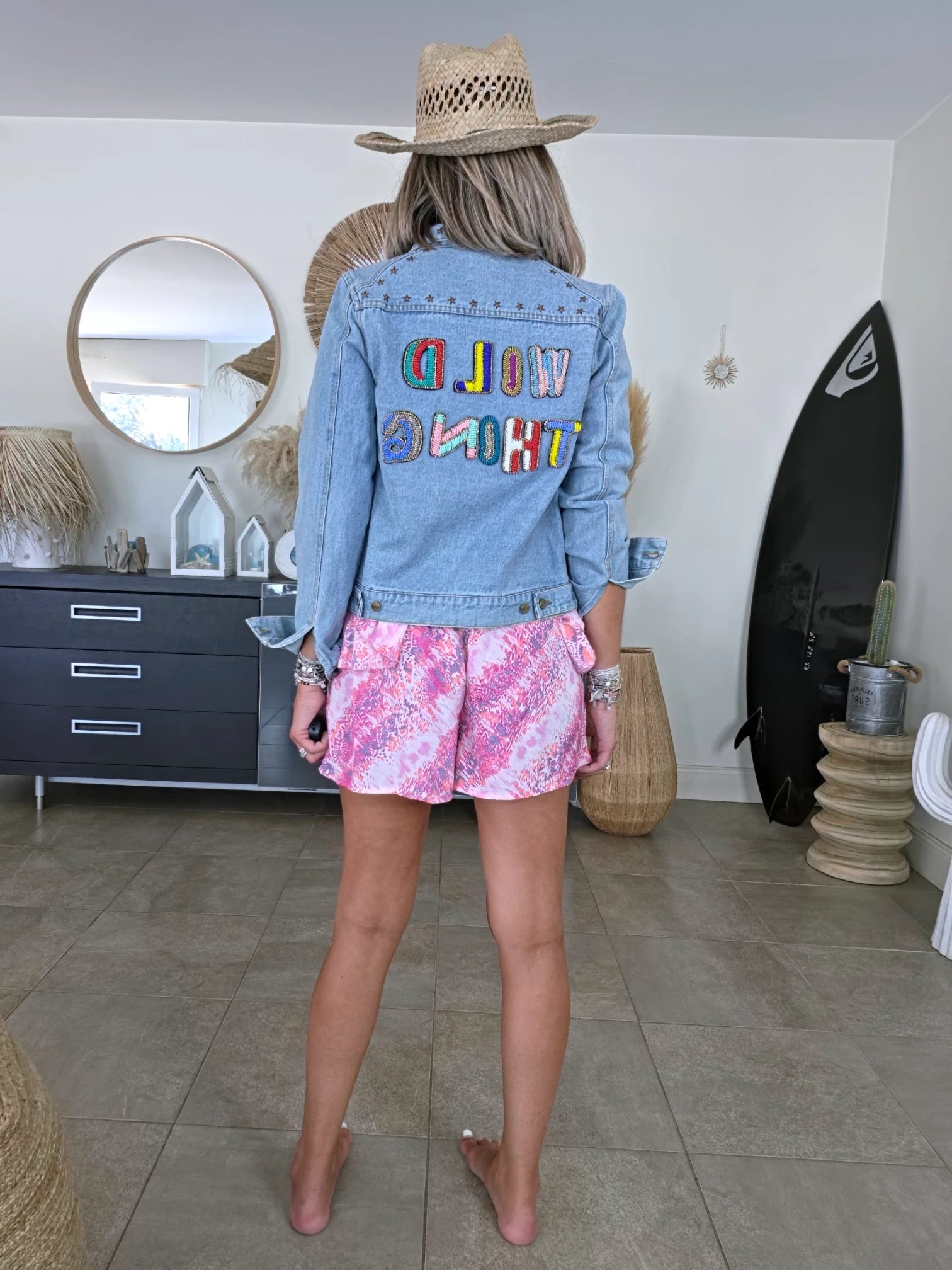 Veste en jean à inscriptions en perles
