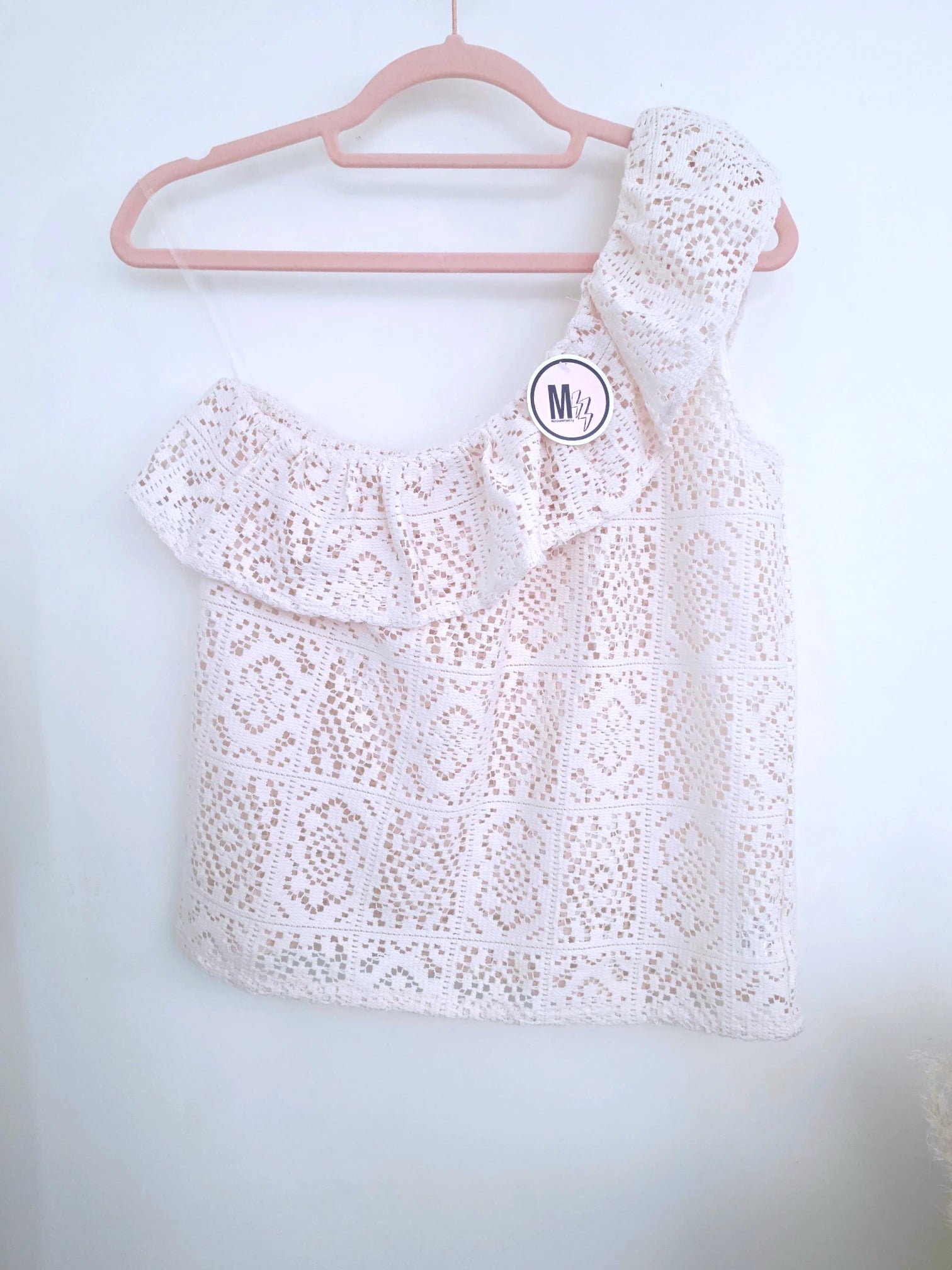 Haut beige asymétrique en crochet