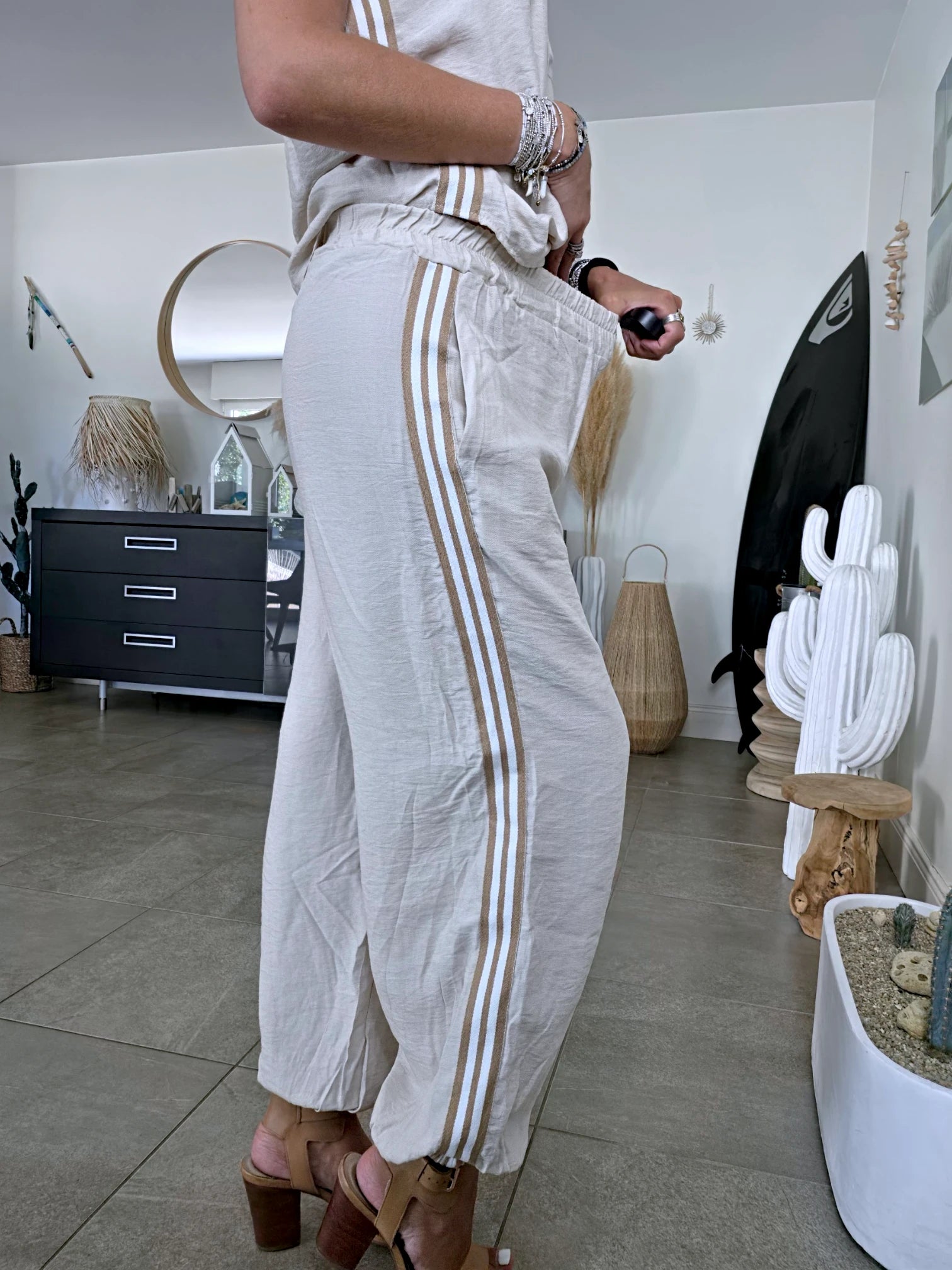 Ensemble beige haut + pantalon à bandes latérales