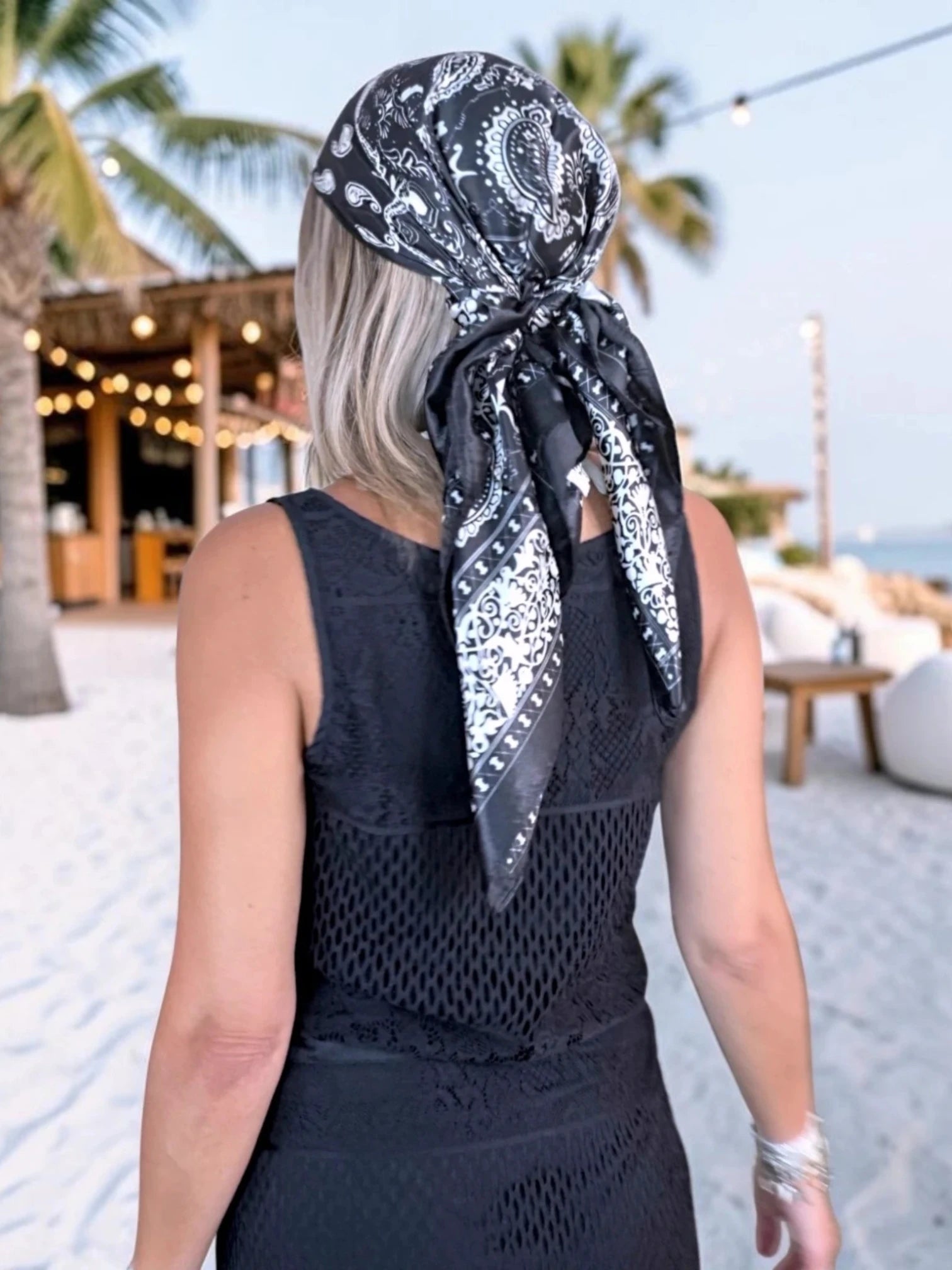 Foulard noir à imprimé bandana