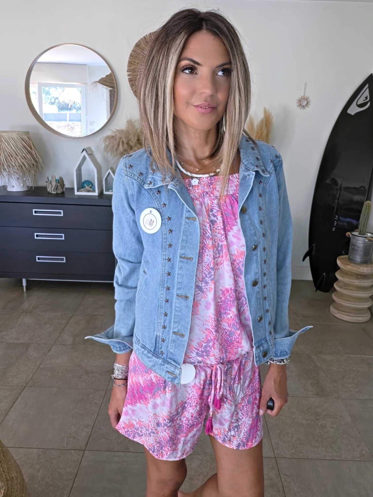 Veste en jean à inscriptions en perles